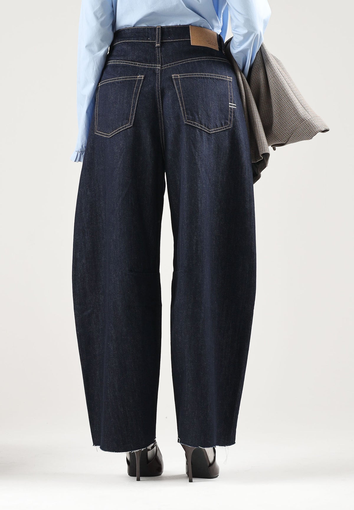 VICOLO Jeans DELIA blu scuro per donna con cuciture a contrasto e fondo a taglio vivo. DAC5128 ADERI VICOLO