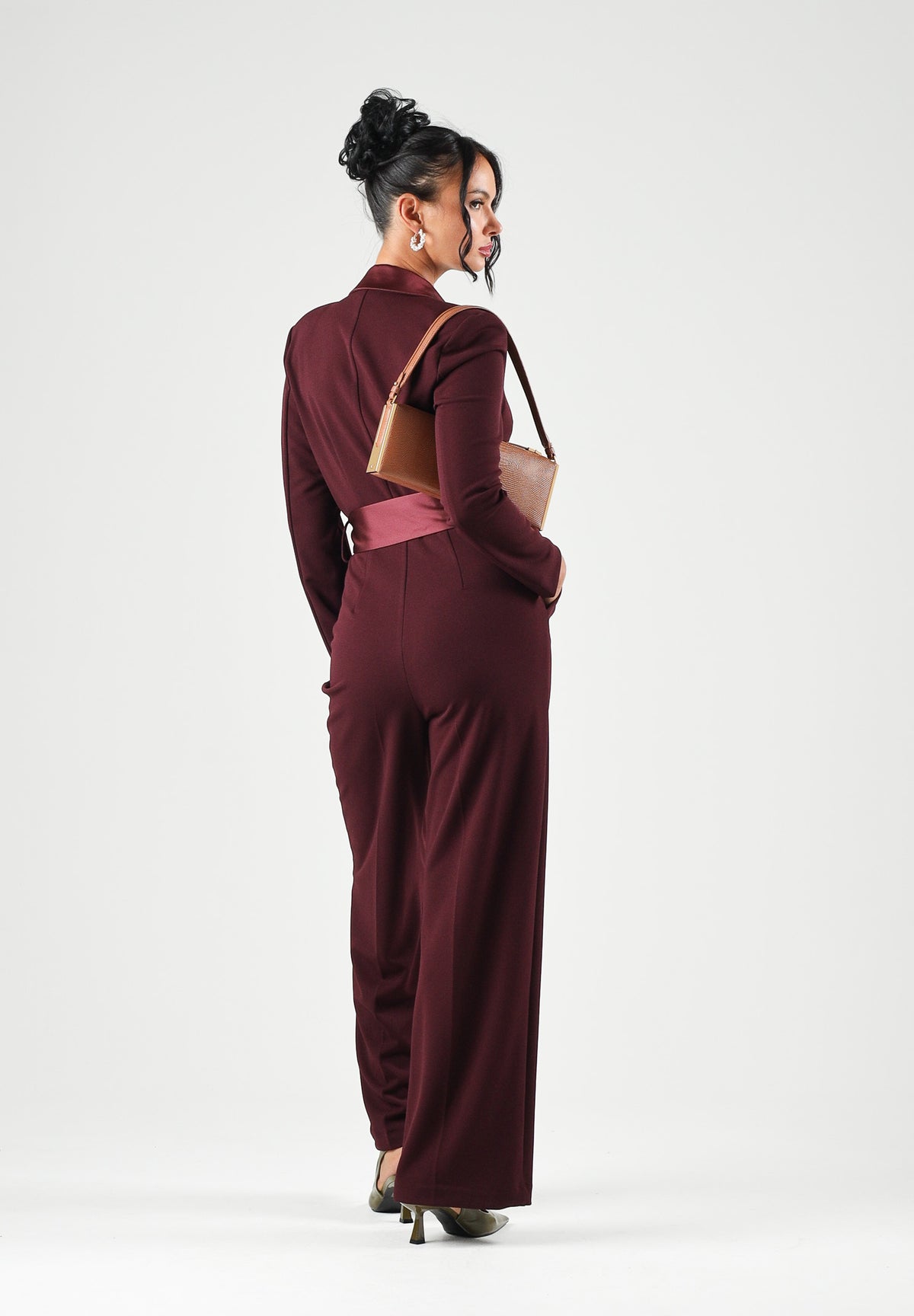 VICOLO Tuta elegante bordeaux per donna con revers a lancia in raso e cintura removibile coordinata. TAC0401 ACU38 VICOLO