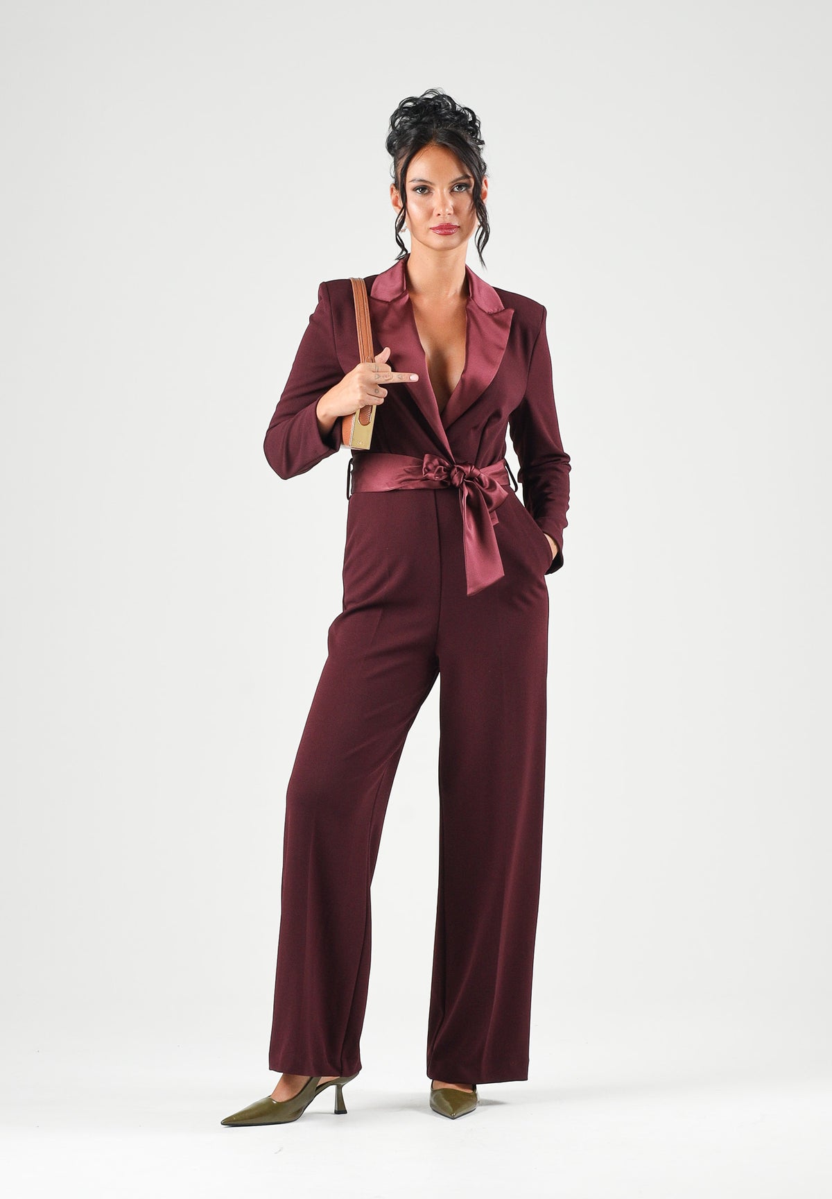 VICOLO Tuta elegante bordeaux per donna con revers a lancia in raso e cintura removibile coordinata. TAC0401 ACU38 VICOLO