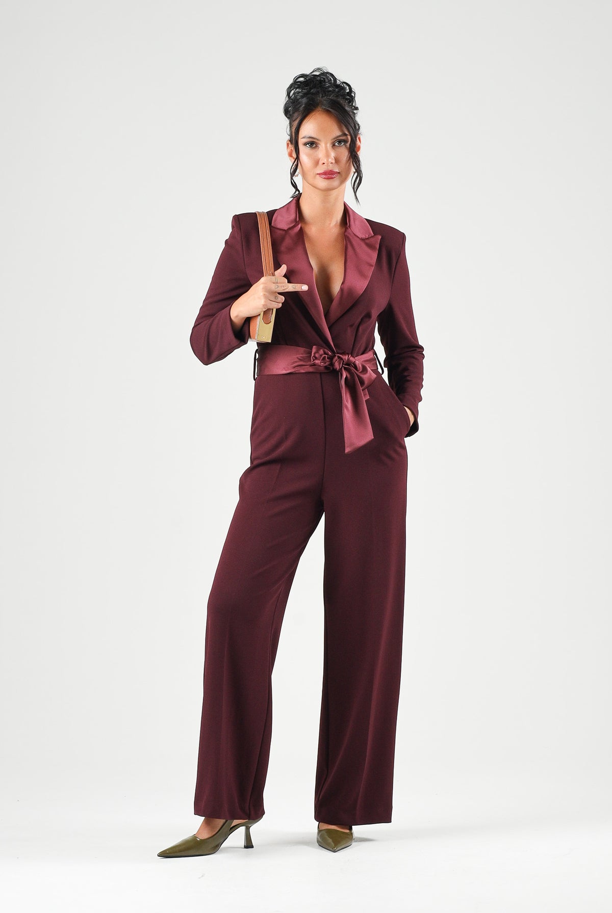 VICOLO Tuta elegante bordeaux per donna con revers a lancia in raso e cintura removibile coordinata. TAC0401 ACU38 VICOLO