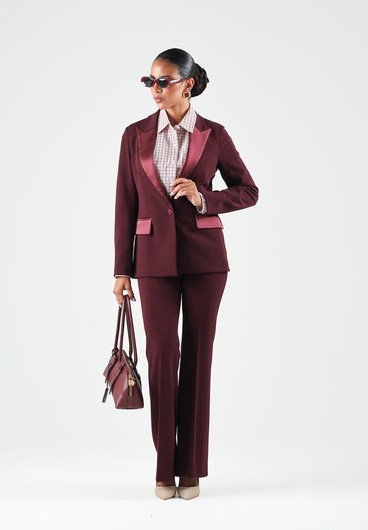 VICOLO Giacca monopetto in raso bordeaux per donna con chiusura a un bottone e tasche con patta a contrasto. TAC0406 ACU38 VICOLO