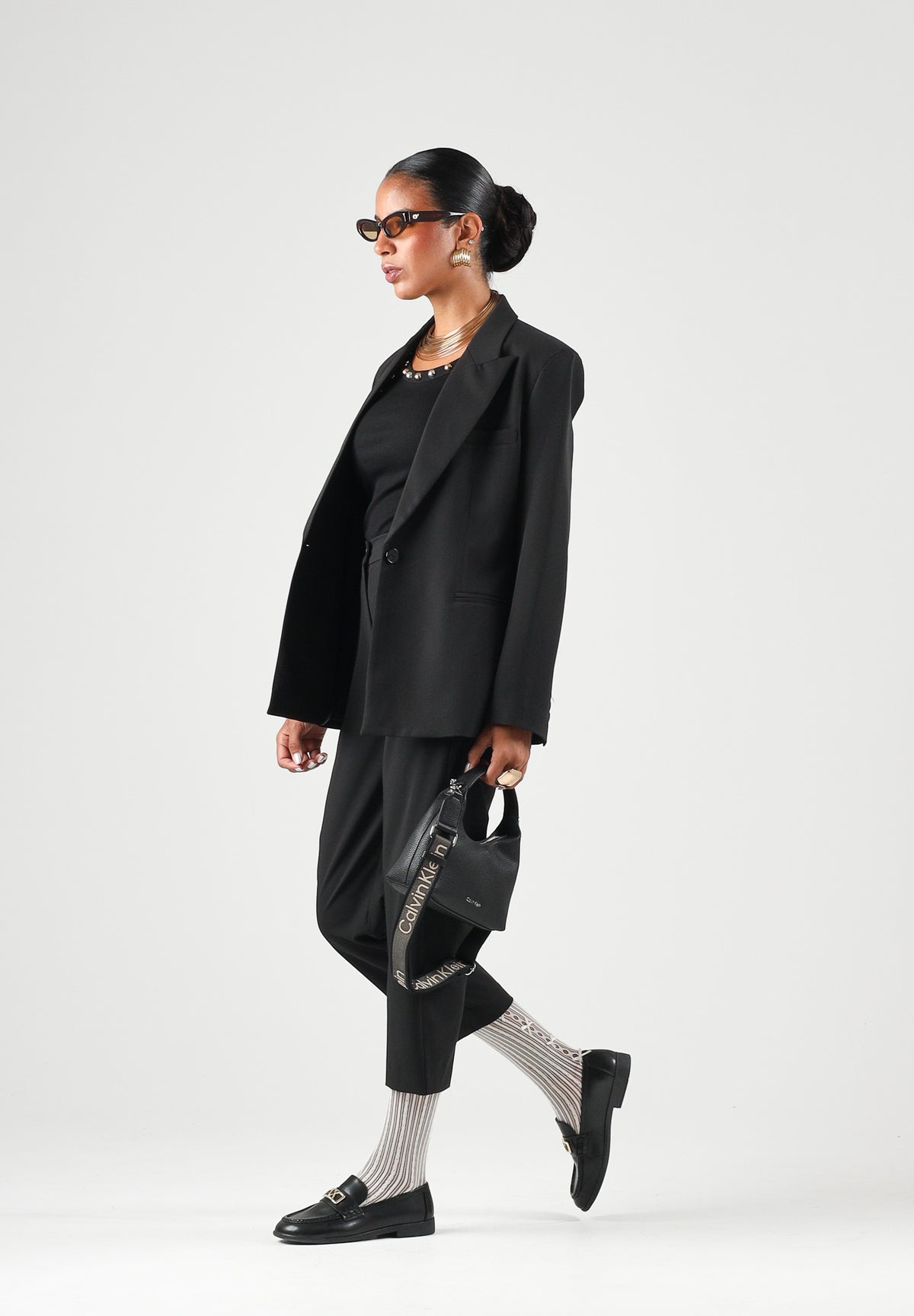 VICOLO Giacca basic nera per donna con revers a lancia, spalline e chiusura monopetto. TAC0419 A99 VICOLO