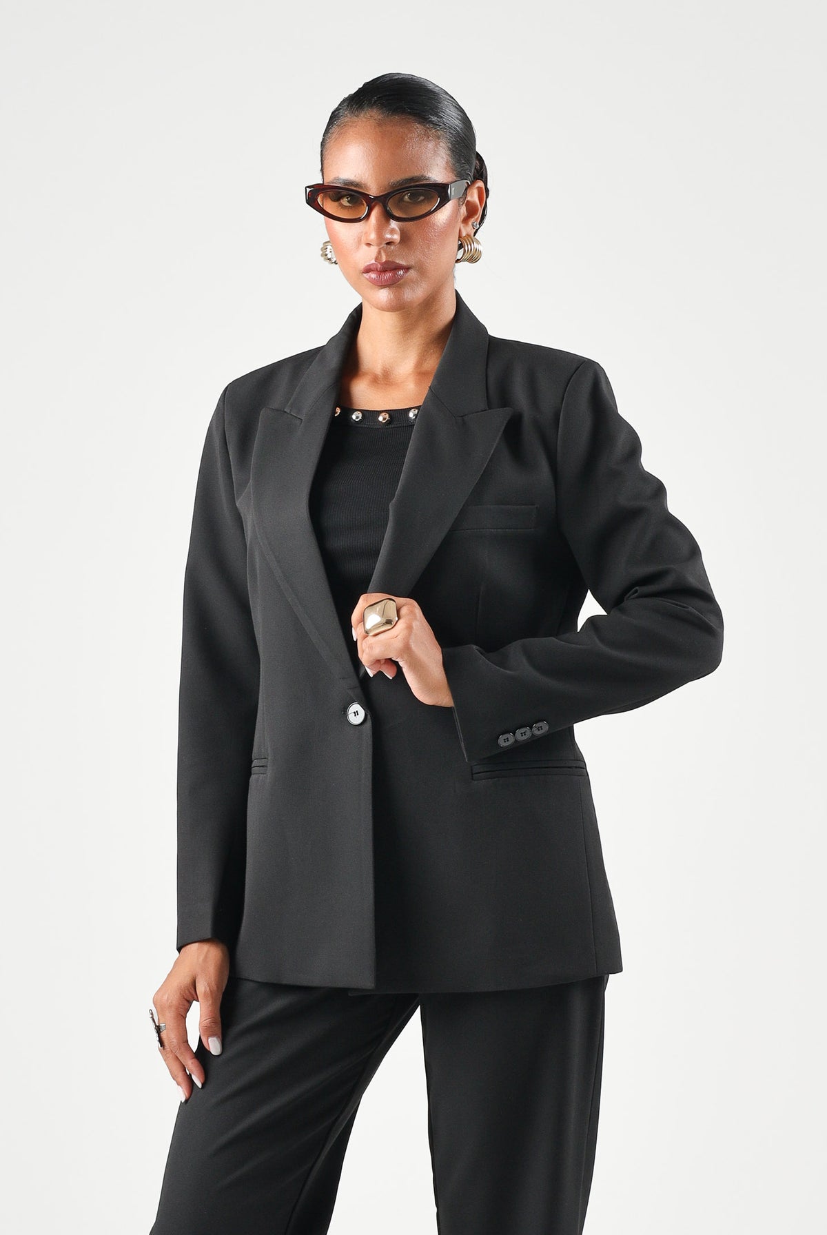 VICOLO Giacca basic nera per donna con revers a lancia, spalline e chiusura monopetto. TAC0419 A99 VICOLO