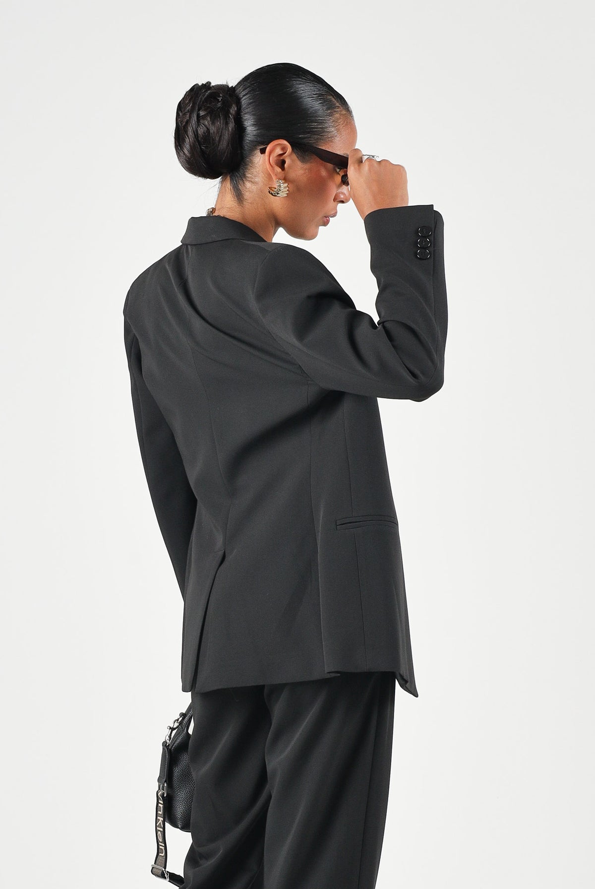 VICOLO Giacca basic nera per donna con revers a lancia, spalline e chiusura monopetto. TAC0419 A99 VICOLO