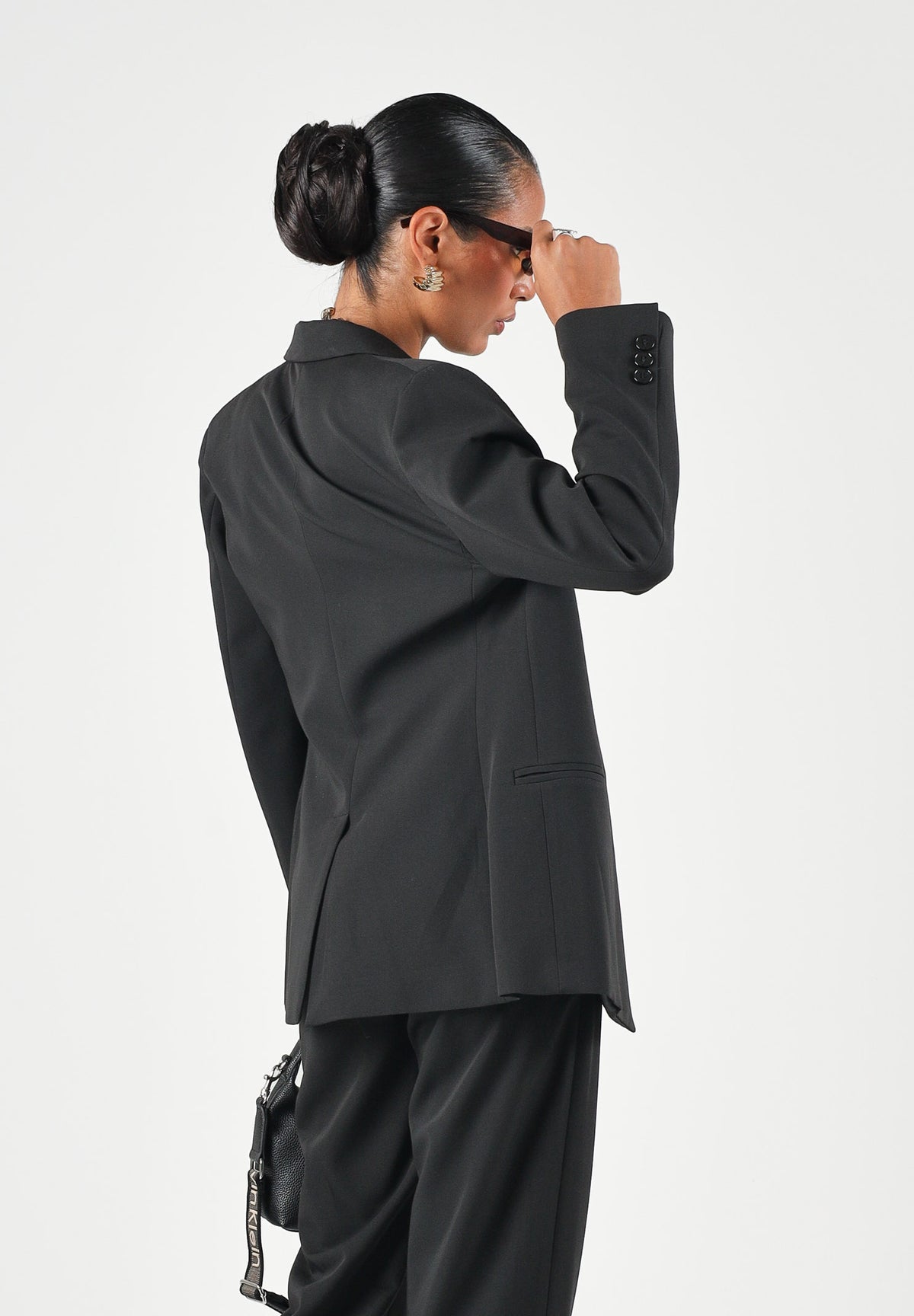 VICOLO Giacca basic nera per donna con revers a lancia, spalline e chiusura monopetto. TAC0419 A99 VICOLO