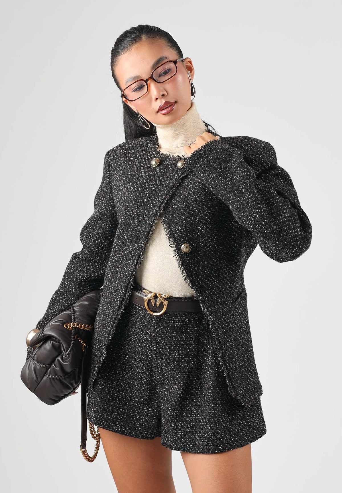 VICOLO Giacca nero-moro per donna con elegante trama lavorata, bottoni gioiello dorati e taglio corto strutturato. TAC0425 ACFNE VICOLO