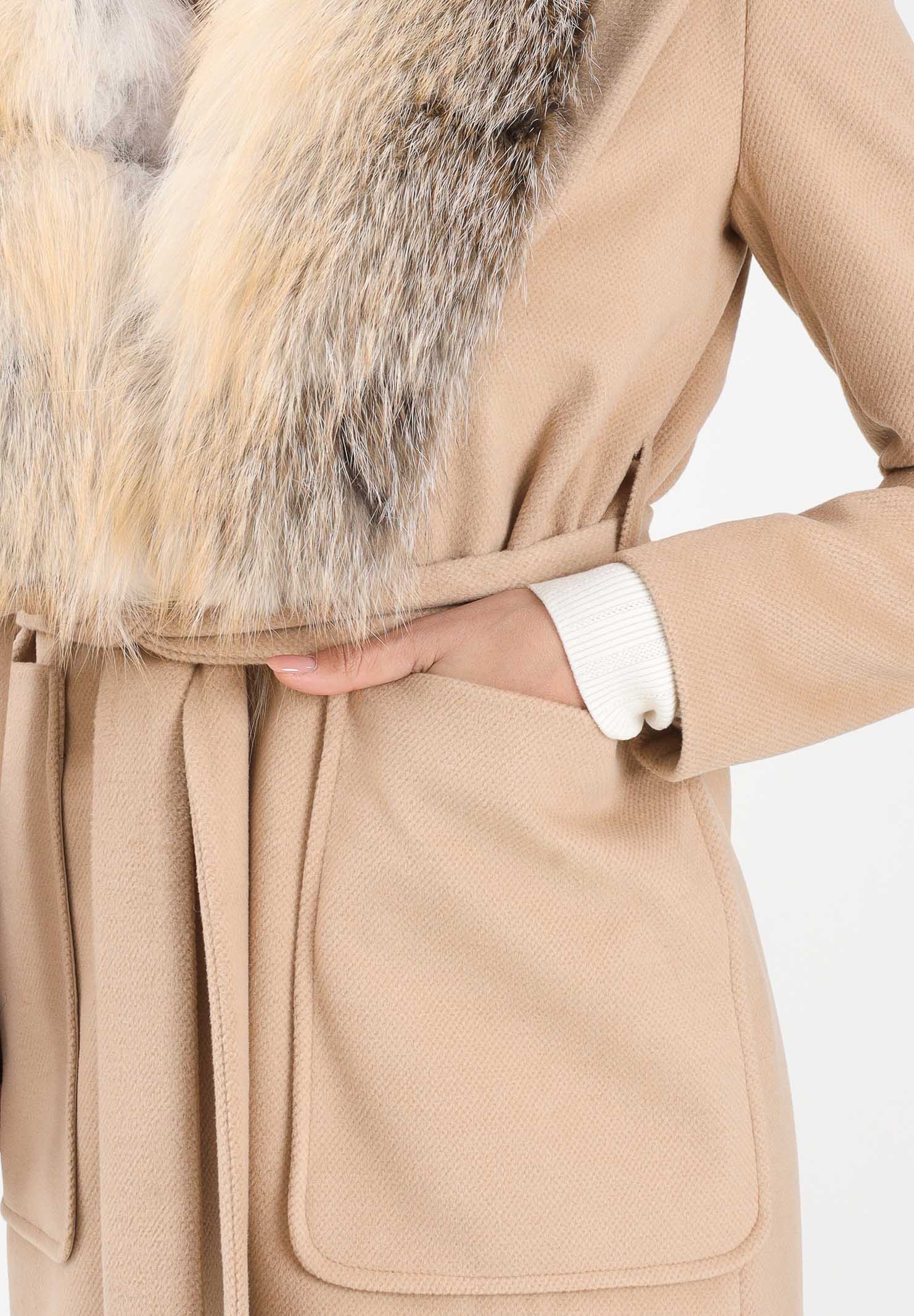 YES LONDON Cappotto beige da donna con dettagli in vera pelliccia CD1227 CA YES LONDON