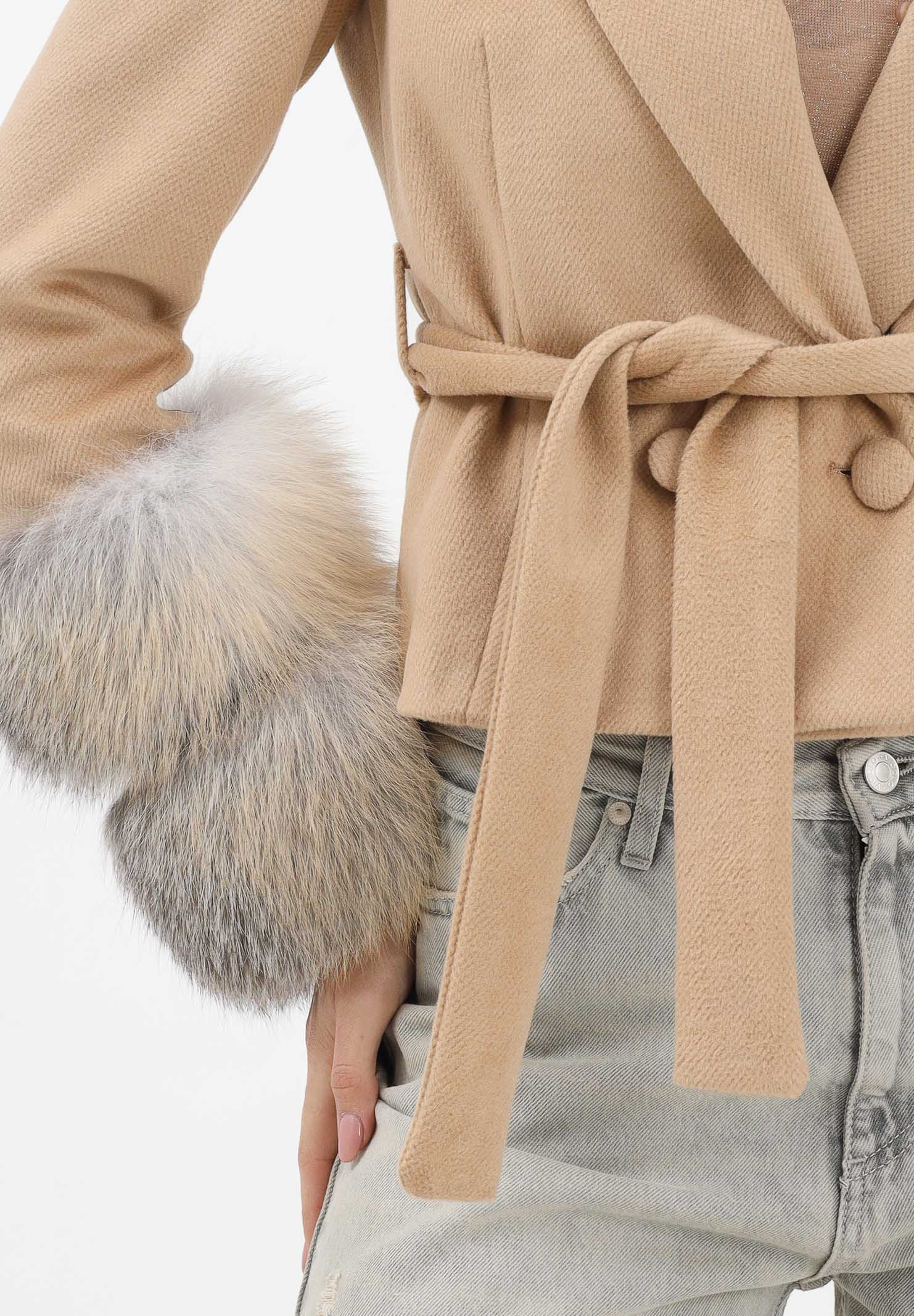 YES LONDON Cappotto beige da donna con dettagli in vera pelliccia CD1228 CA YES LONDON