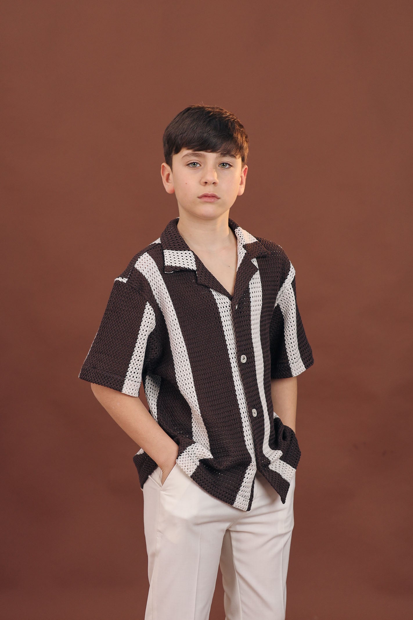 I'M BRIAN Camicia a maniche corte da bambino realizzata in maglia con motivo a righe marroni e panna CA3280J 020 I'M BRIAN