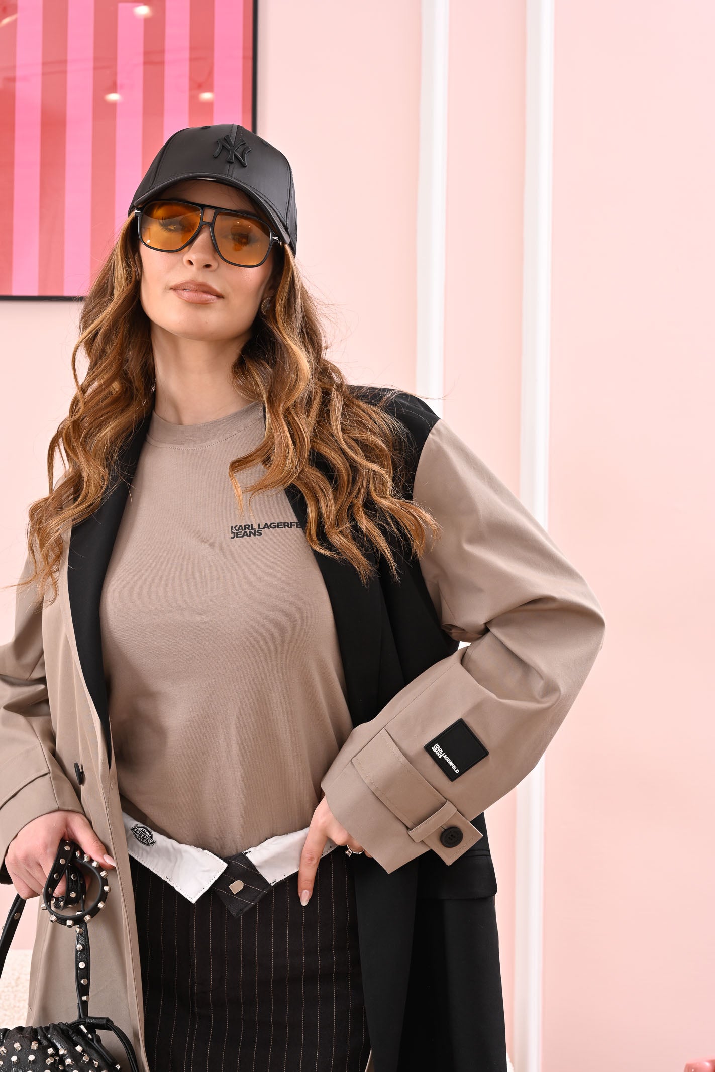 KARL LAGERFELD T-shirt a manica corta beige da donna decorata con il logo "Karl Lagerfeld Jeans" KLA1W17004 1JH KARL LAGERFELD