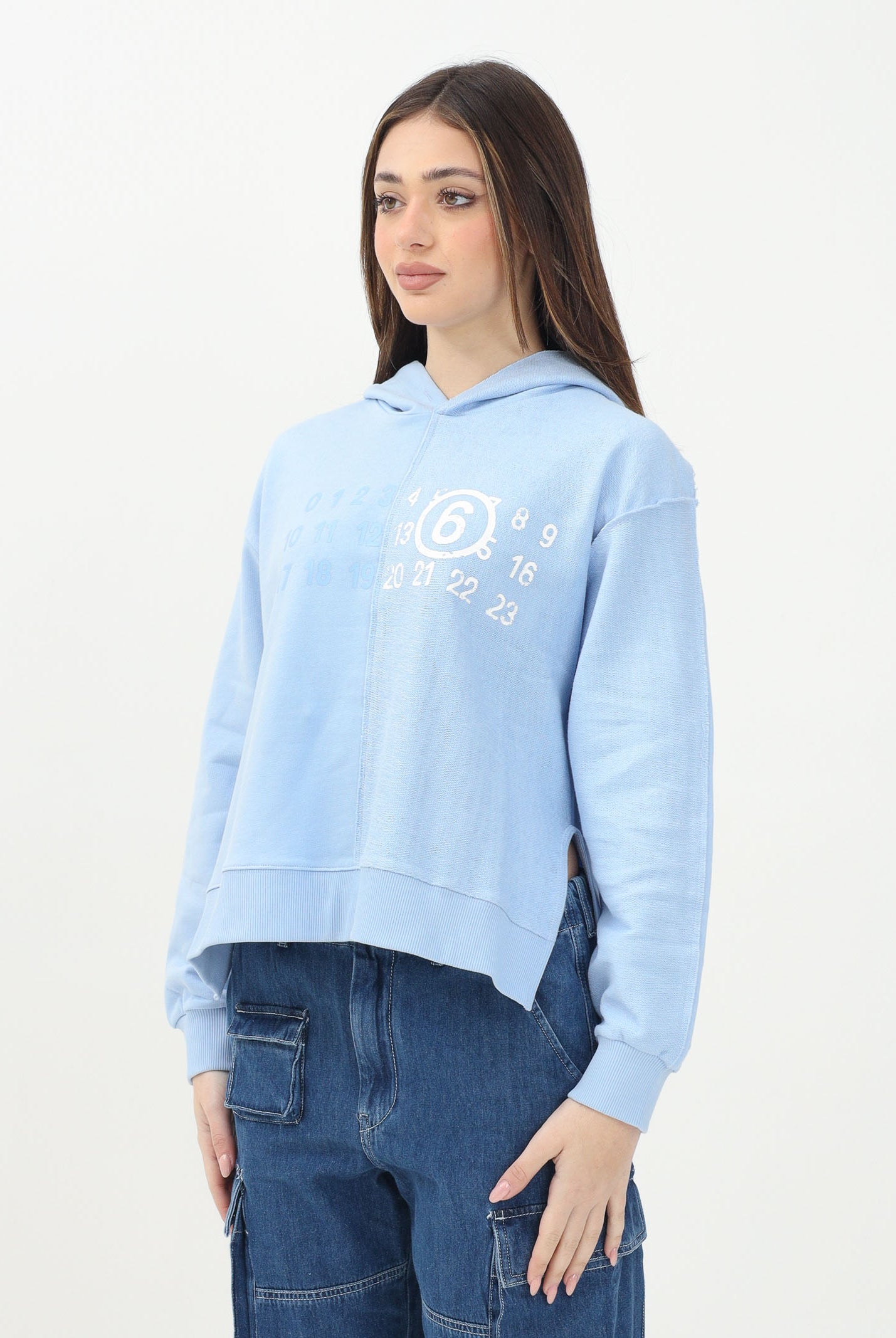 MAISON MARGIELA Felpa con cappuccio azzurra per donna, ragazze e bambine rifinita da grafica "Stamp Numbers" M60768MM04H M6807 MAISON MARGIELA