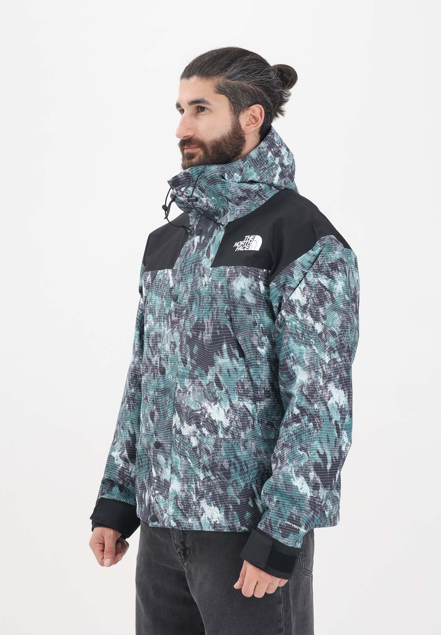 THE NORTH FACE Giacca a vento DryVent™ Mono Mountain da uomo con fantasia verde e nera NF0A88XF87A1 . THE NORTH FACE