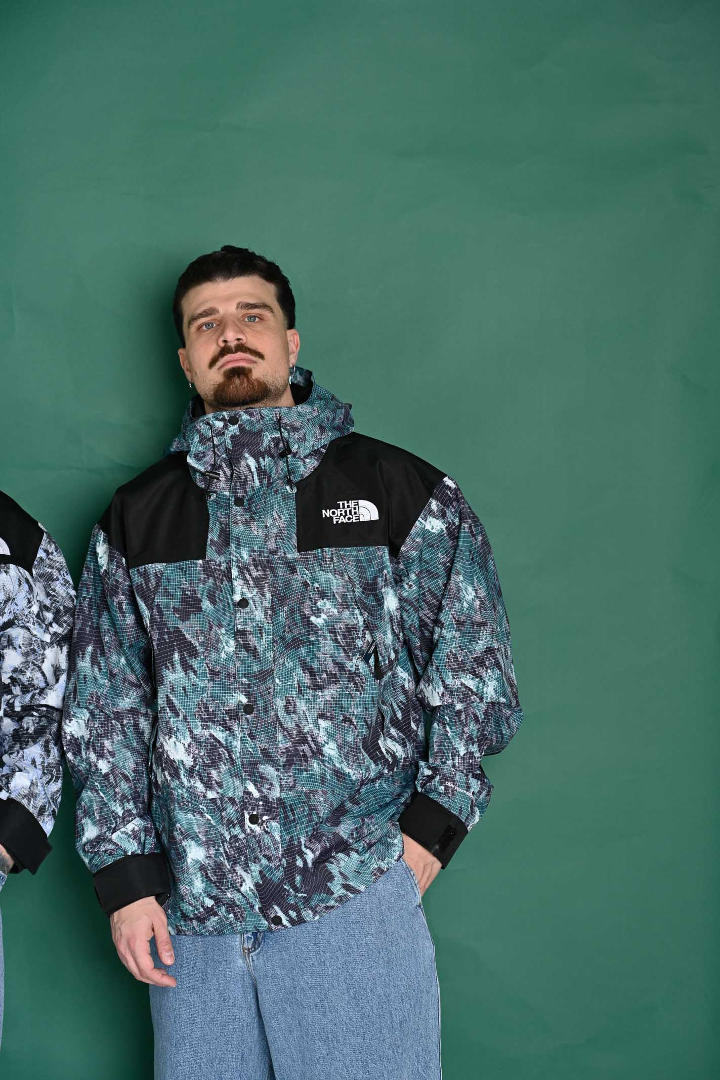 THE NORTH FACE Giacca a vento DryVent™ Mono Mountain da uomo con fantasia verde e nera NF0A88XF87A1 . THE NORTH FACE