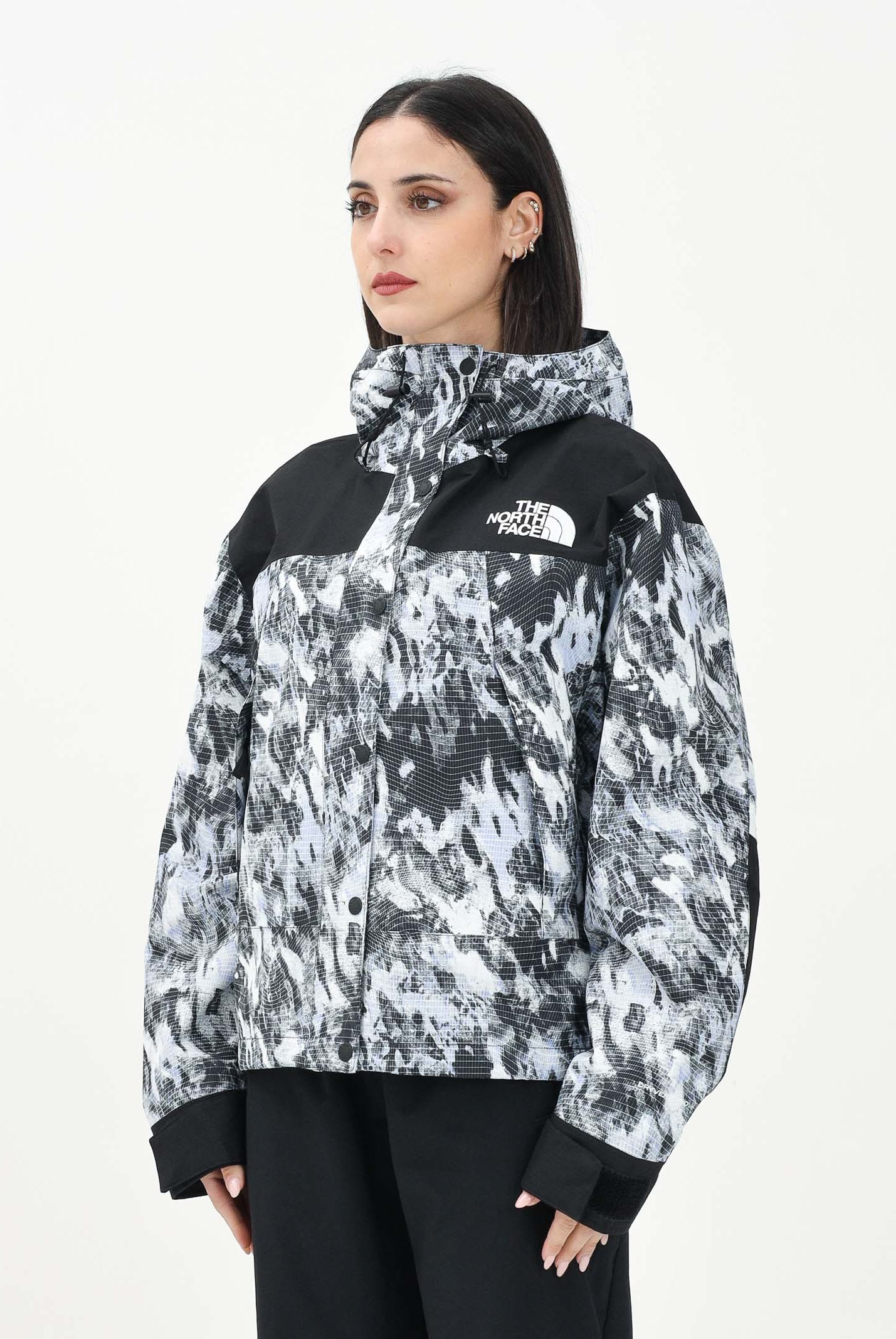 THE NORTH FACE Giacca a vento DryVent™ Mono Mountain con fantasia blu e nera da donna NF0A88YX8T01 . THE NORTH FACE