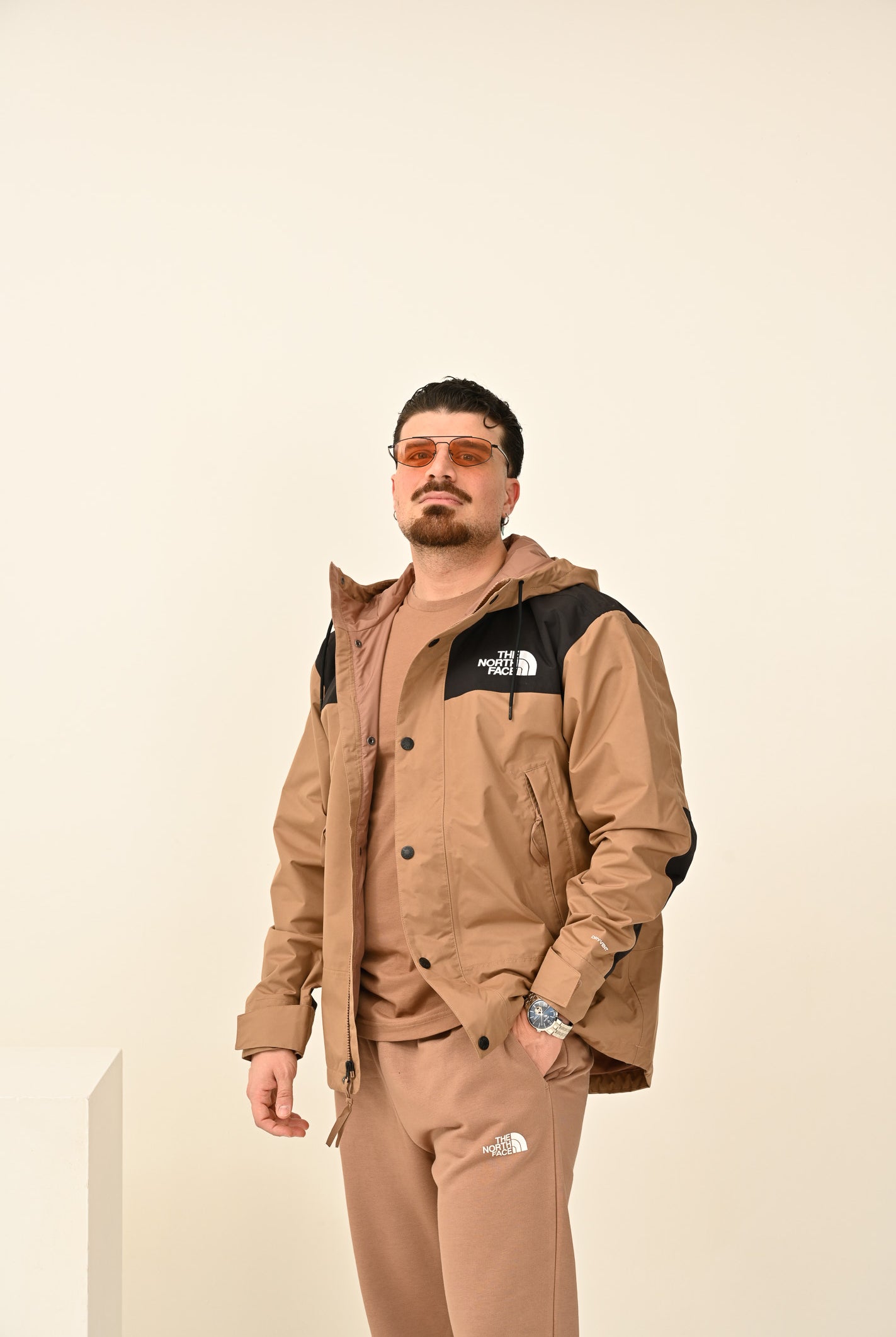 THE NORTH FACE Giacca a vento Reign On marrone e nera da uomo NF0A8B5G58W1 . THE NORTH FACE