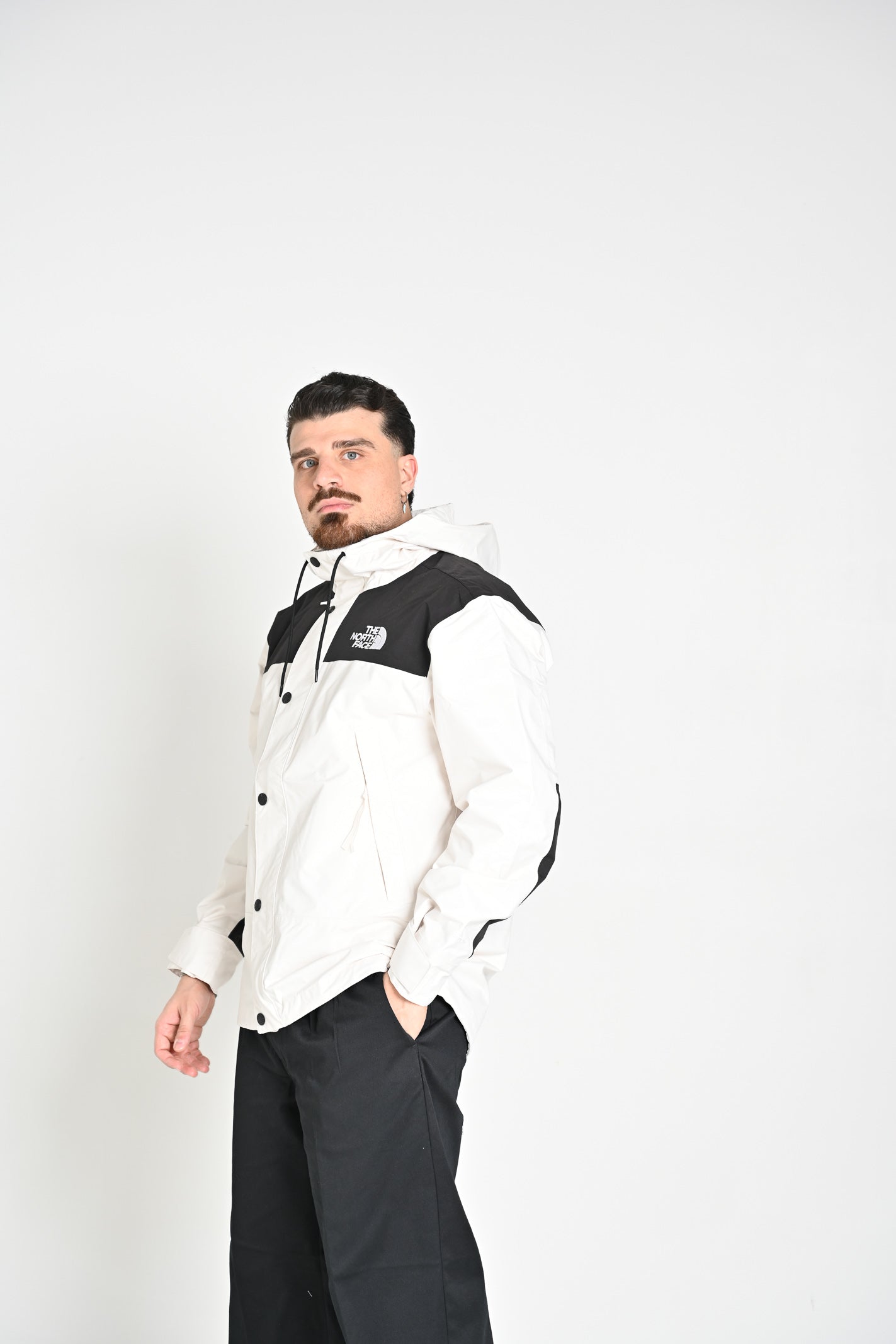 THE NORTH FACE Giacca a vento Reign On bianca e nera da uomo NF0A8B5GROU1 . THE NORTH FACE