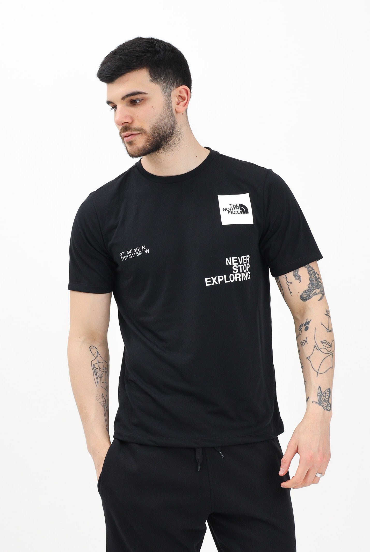 THE NORTH FACE T-shirt a manica corta Foundation Mountain Coordinates nera da uomo NF0A8BQXJK31 . THE NORTH FACE