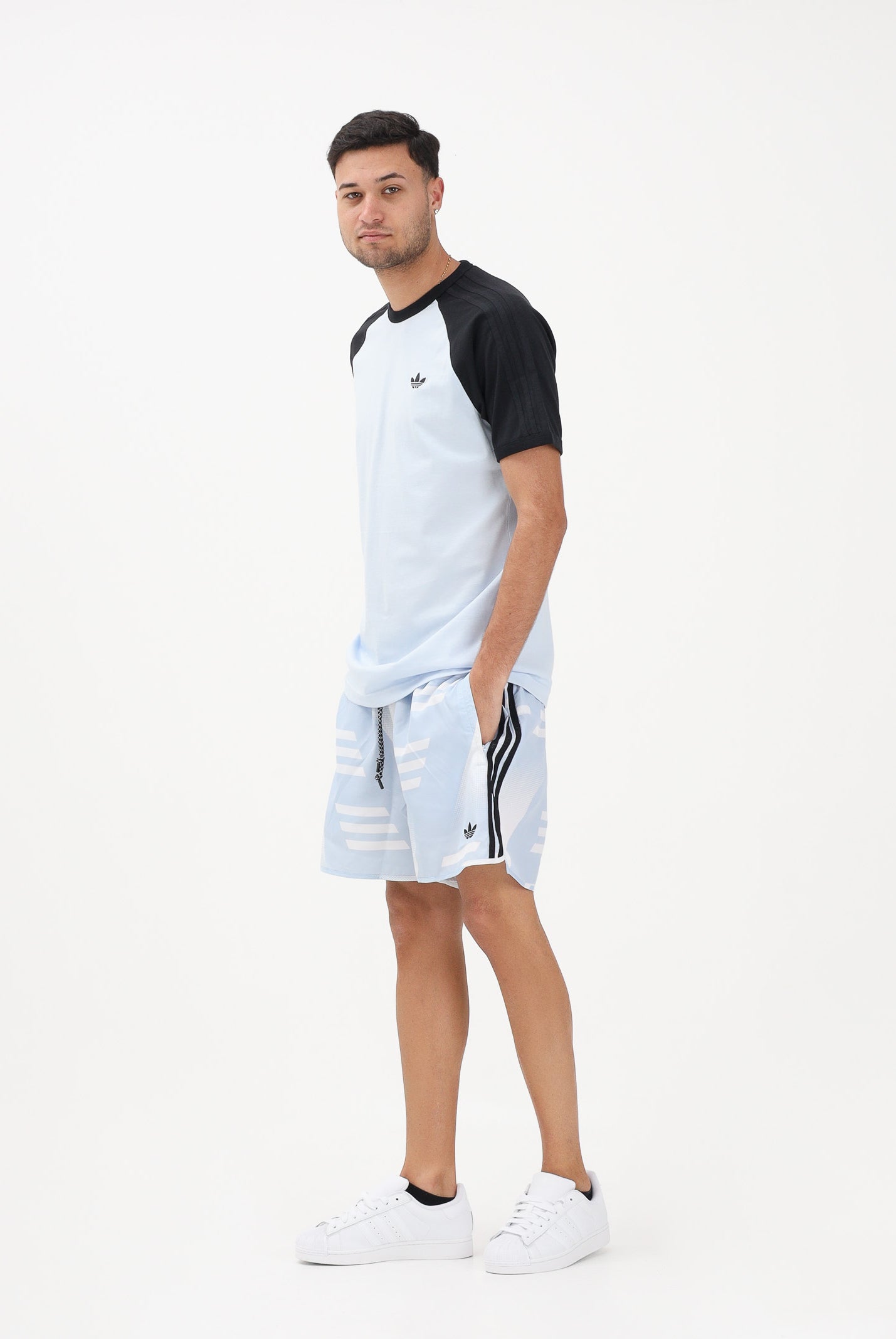ADIDAS ORIGINALS Shorts Bruised Banana bianco e azzurro da uomo con stampa all-over KC6435 . ADIDAS ORIGINALS