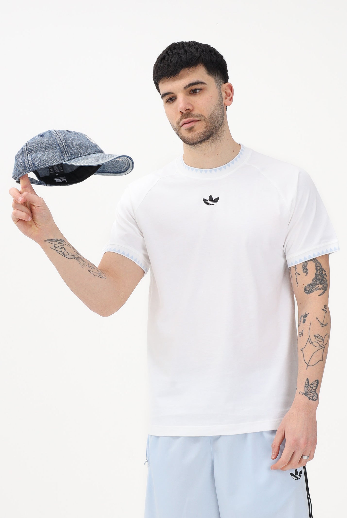 ADIDAS ORIGINALS T-shirt a manica corta CHEST STRIPES ENGINEERED COLLAR bianca da uomo KC6448 . ADIDAS ORIGINALS