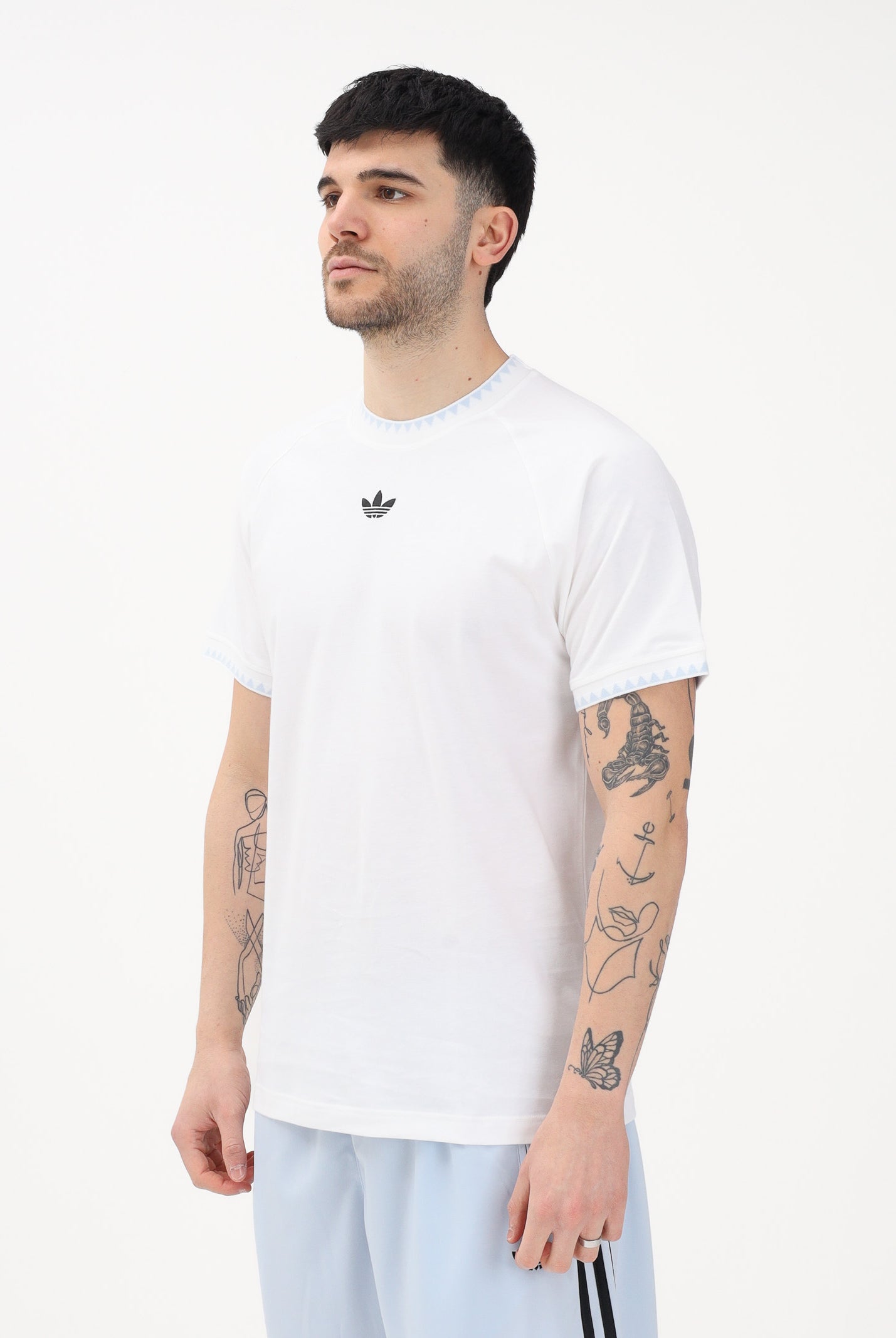 ADIDAS ORIGINALS T-shirt a manica corta CHEST STRIPES ENGINEERED COLLAR bianca da uomo KC6448 . ADIDAS ORIGINALS
