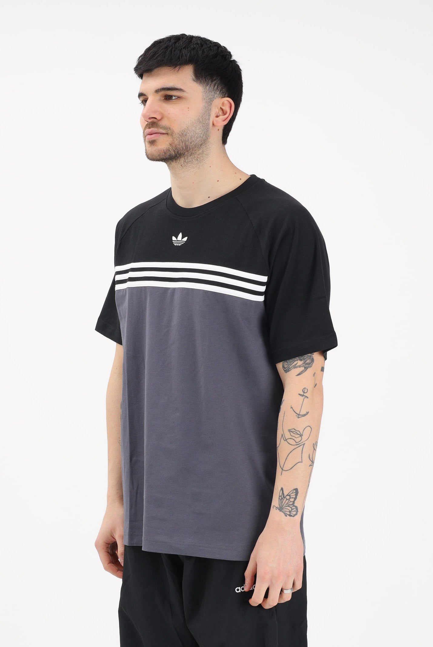 ADIDAS ORIGINALS T-shirt a manica corta CHEST STRIPES grigia e nera da uomo KE2130 . ADIDAS ORIGINALS
