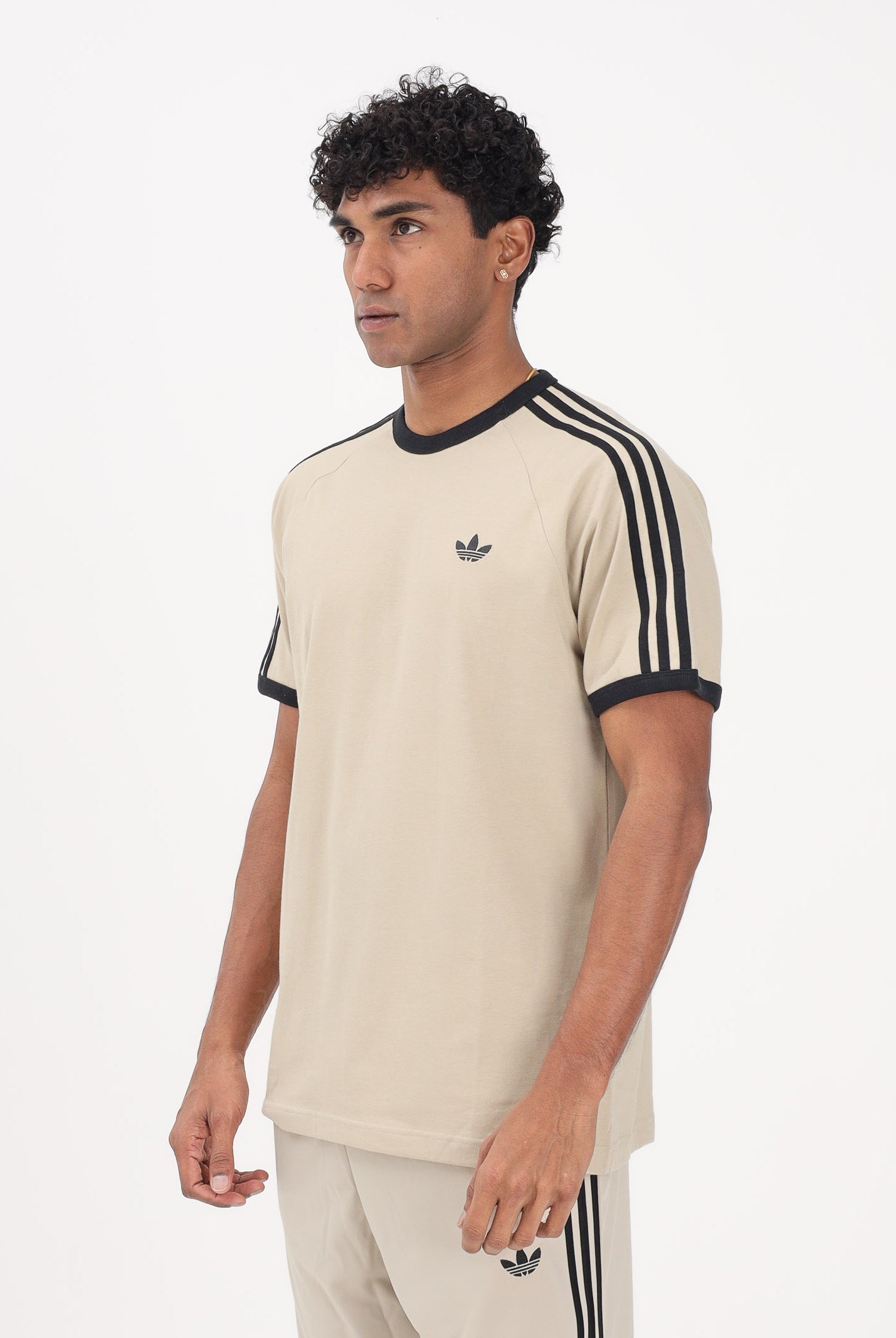 ADIDAS ORIGINALS T-shirt a manica corta 3 STRIPES beige e nera da uomo KE7964 . ADIDAS ORIGINALS