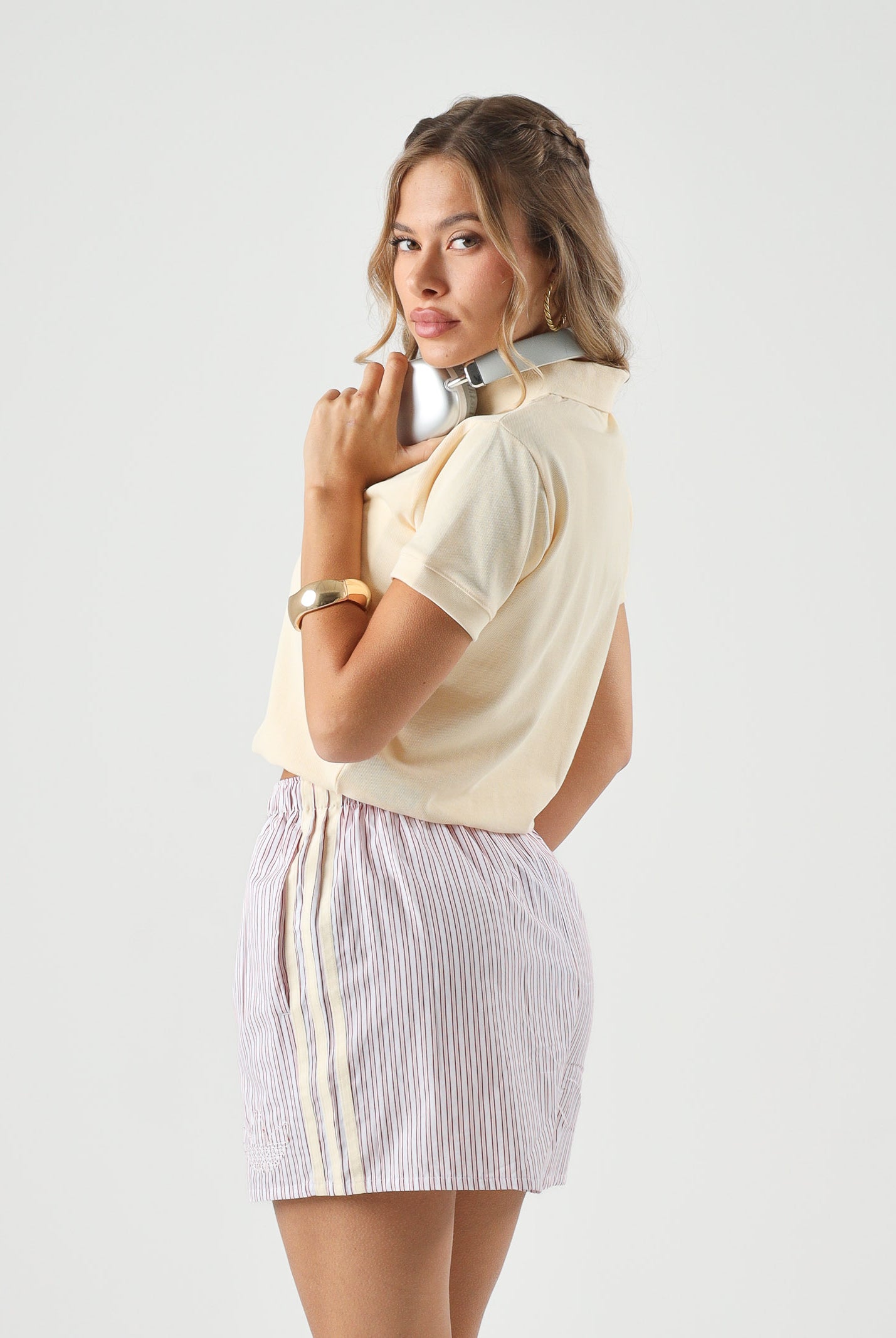 ADIDAS ORIGINALS Polo SHORT SLEEVE crop a maniche corte, giallo chiaro, da donna con logo Trefoil<BR/> KT7991 . ADIDAS ORIGINALS