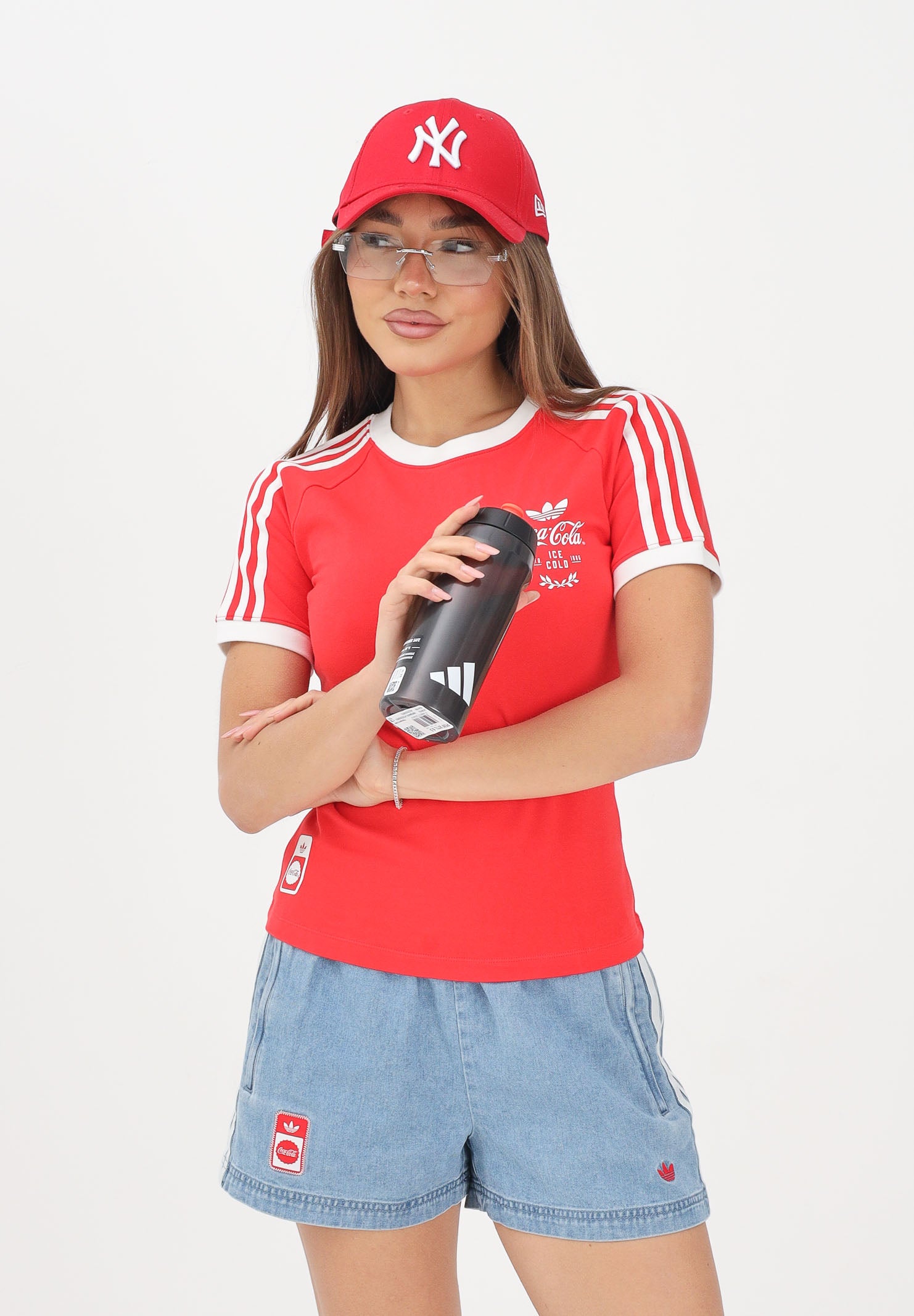 ADIDAS ORIGINALS x Coca Cola T-shirt a manica corta 3 STRIPES rossa da donna KY7558 . ADIDAS ORIGINALS