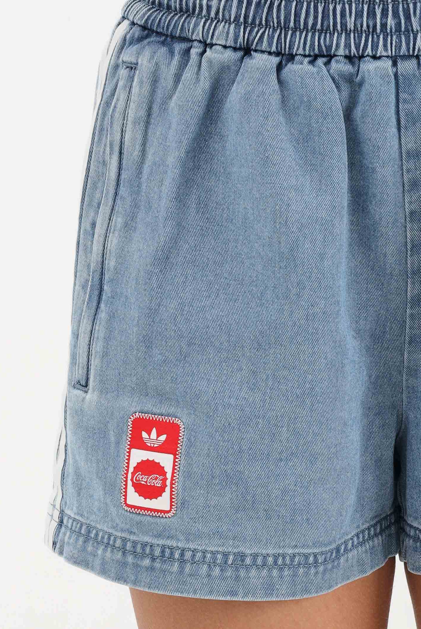 ADIDAS ORIGINALS x Coca-Cola 3-stripes shorts sportivi donna in blu denim KY7564 . ADIDAS ORIGINALS