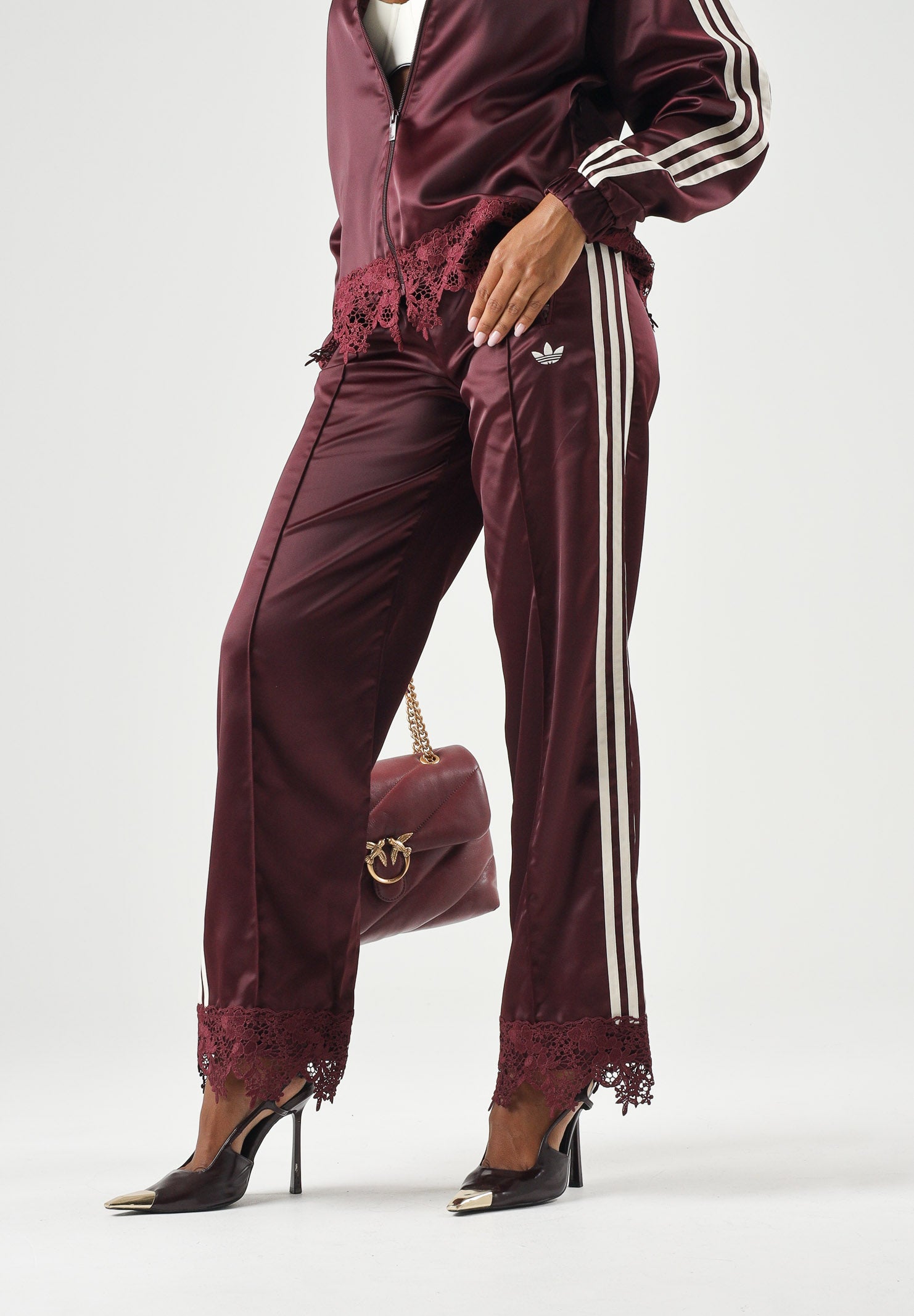 ADIDAS ORIGINALS Pantaloni SATIN maroon bordeaux da donna in tessuto effetto satin <BR/> LD1807 . ADIDAS ORIGINALS