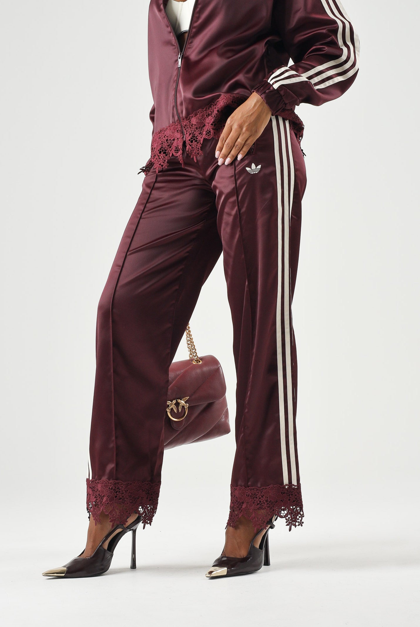ADIDAS ORIGINALS Pantaloni SATIN maroon bordeaux da donna in tessuto effetto satin <BR/> LD1807 . ADIDAS ORIGINALS