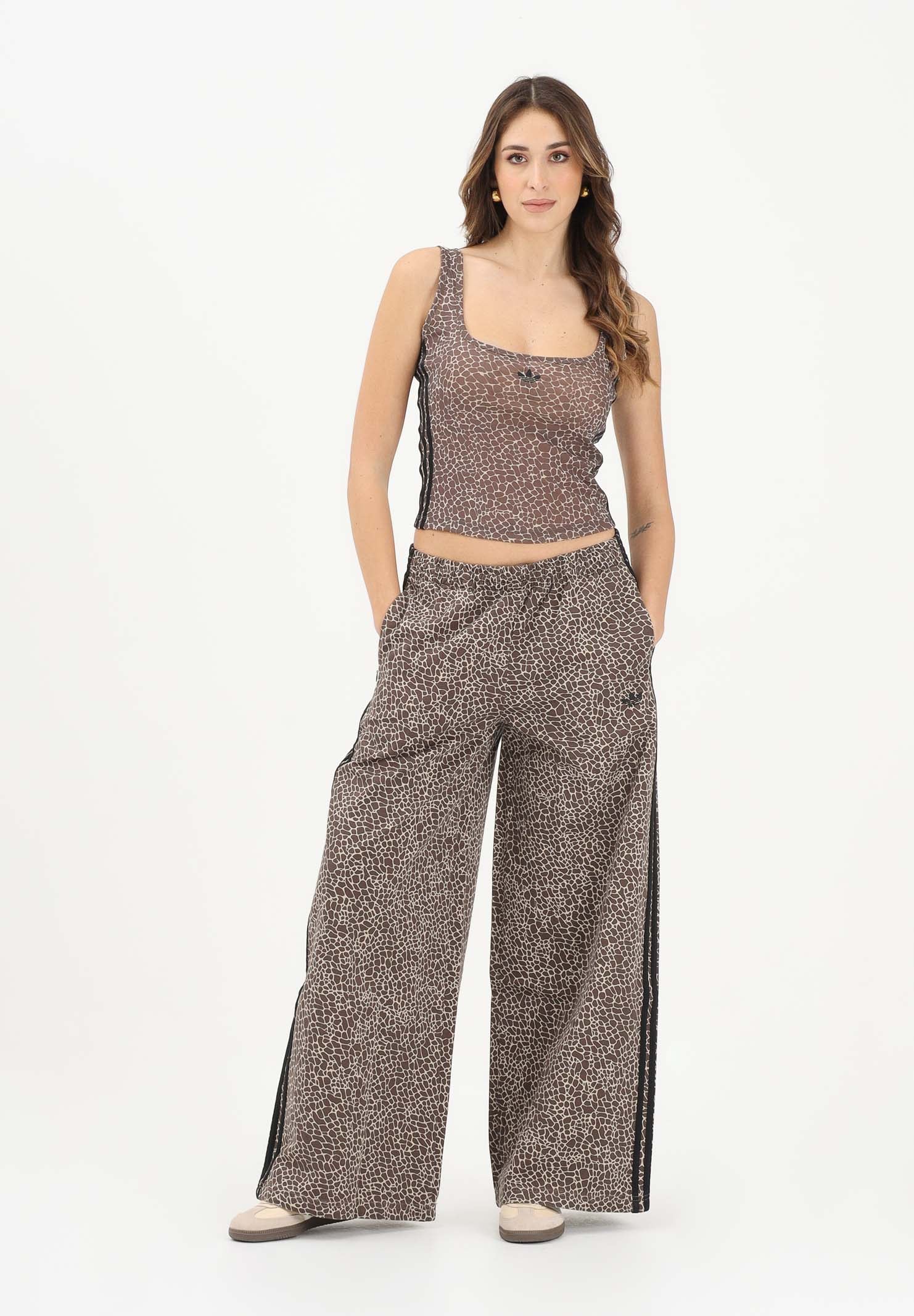 ADIDAS ORIGINALS Pantalone sportivo Firebird Oversized AOP in denim animalier da donna KD8811 . ADIDAS ORIGINALS