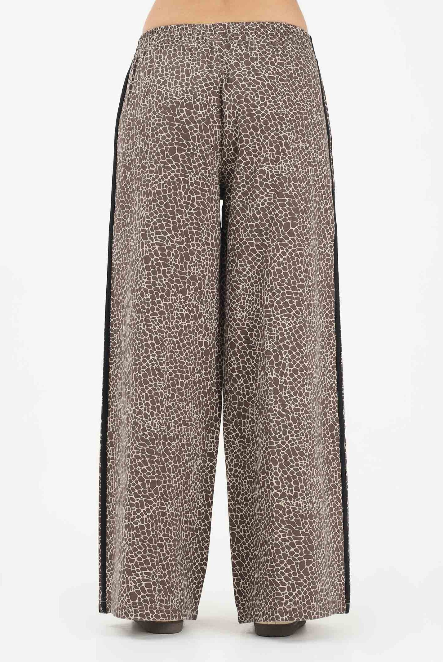 ADIDAS ORIGINALS Pantalone sportivo Firebird Oversized AOP in denim animalier da donna KD8811 . ADIDAS ORIGINALS