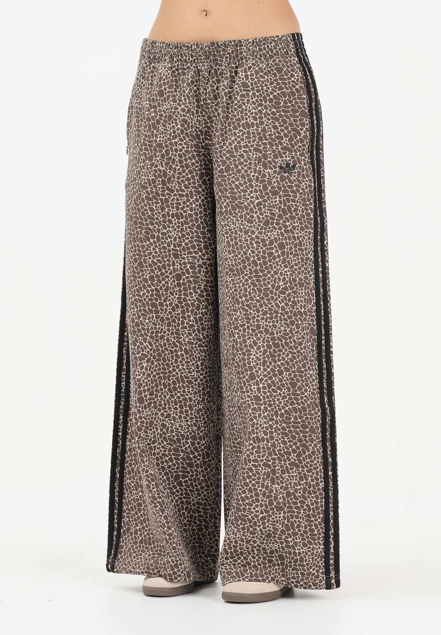 ADIDAS ORIGINALS Pantalone sportivo Firebird Oversized AOP in denim animalier da donna KD8811 . ADIDAS ORIGINALS