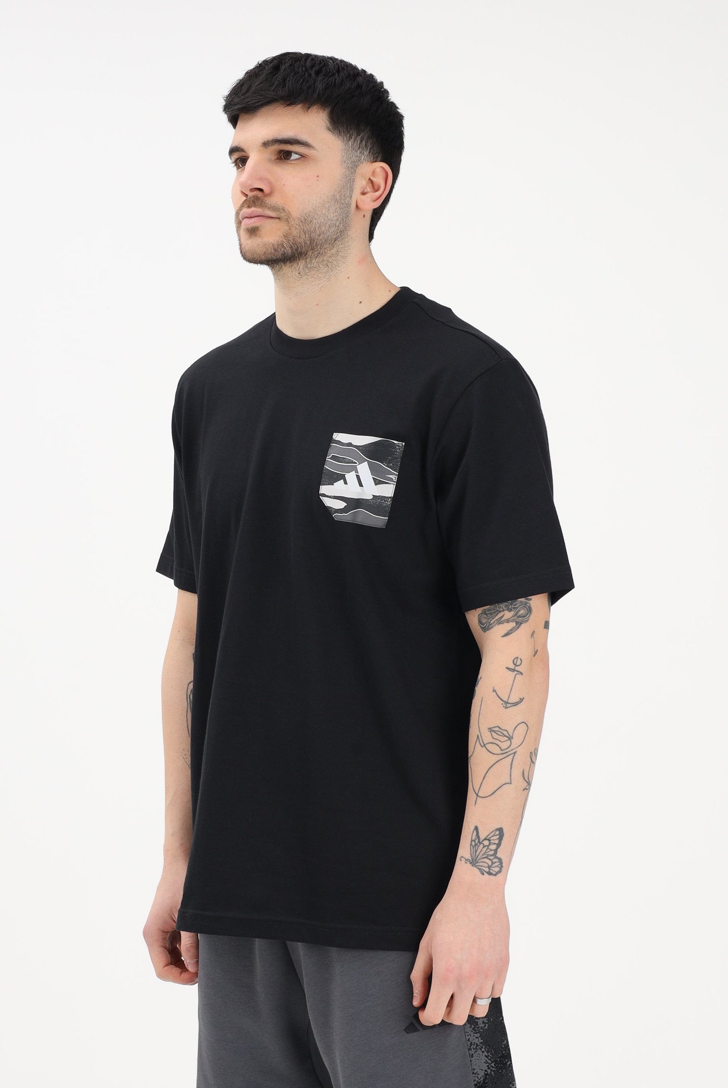 ADIDAS PERFORMANCE T-shirt a manica corta CAMO WOVEN POCKET GRAPHIC nera da uomo JZ7497 . ADIDAS PERFORMANCE