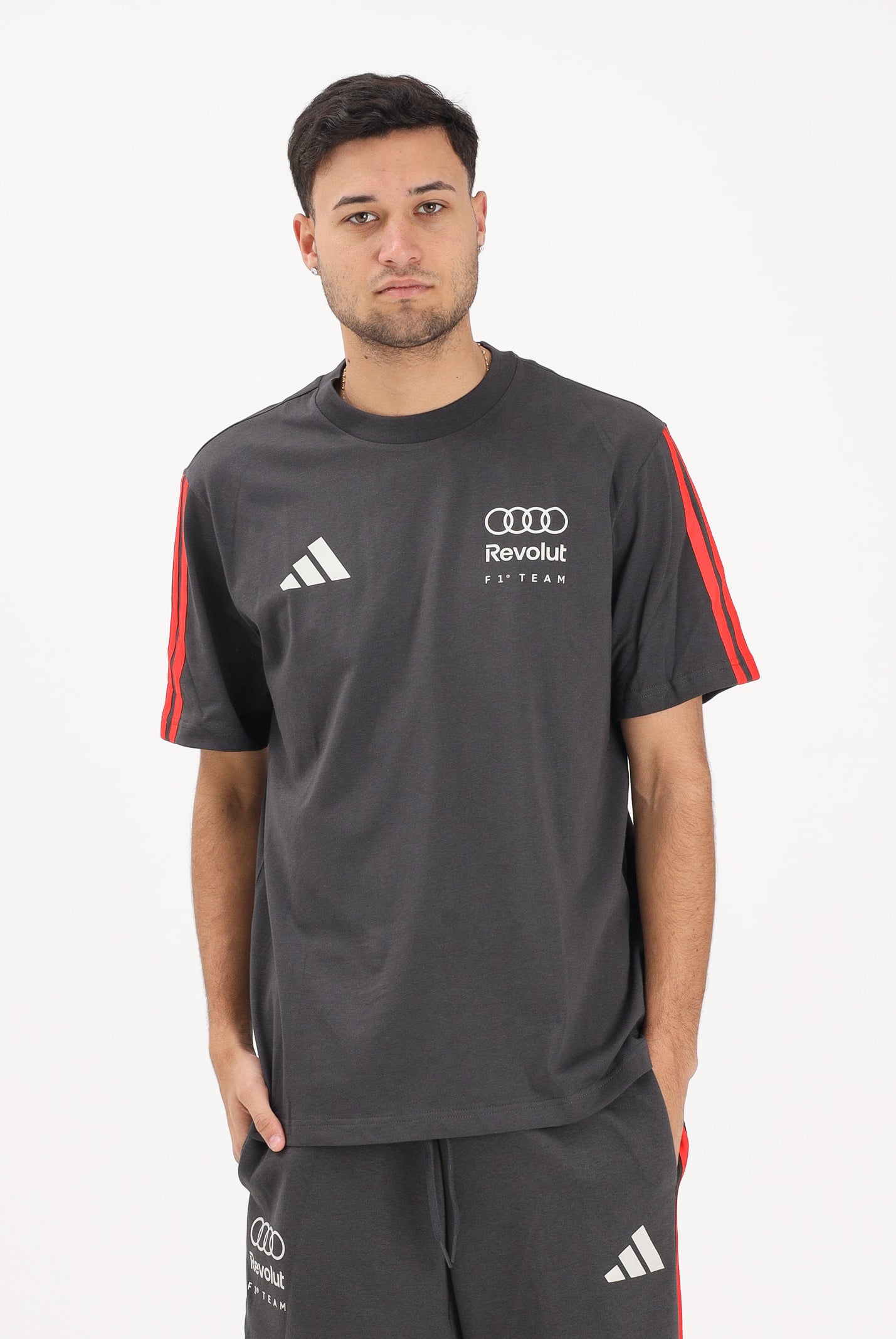 ADIDAS PERFORMANCE T-shirt a manica corta Audi Revolut F1® Team DNA grigia e rossa da uomo KE6096 . ADIDAS PERFORMANCE