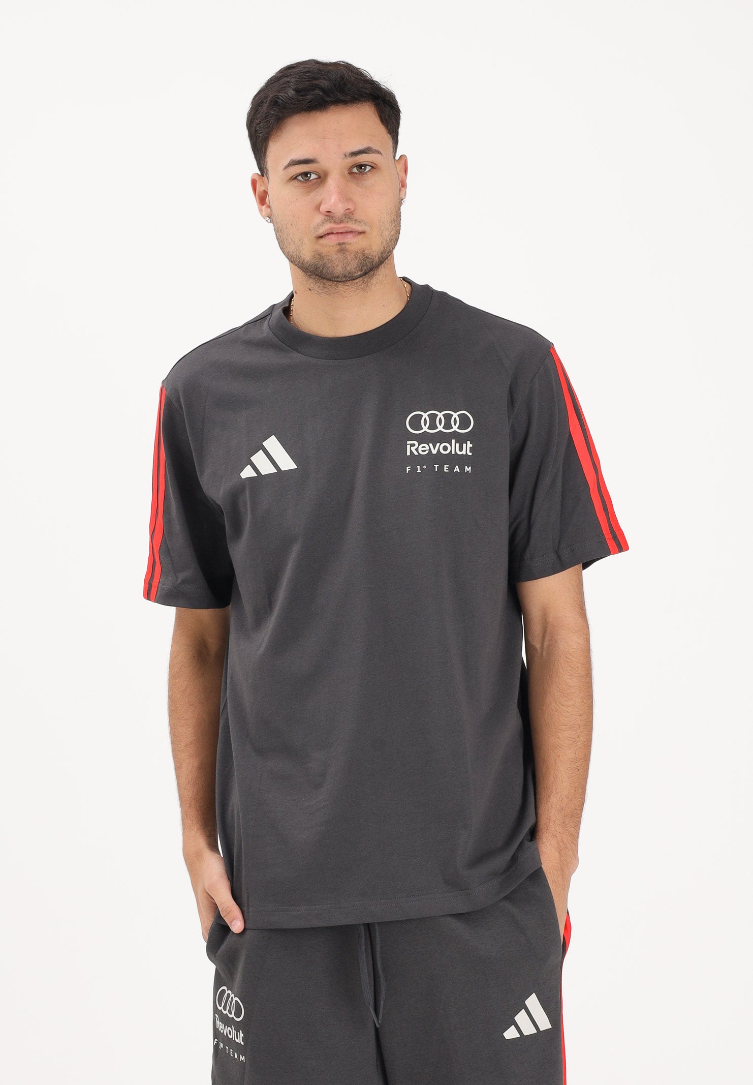 ADIDAS PERFORMANCE T-shirt a manica corta Audi Revolut F1® Team DNA grigia e rossa da uomo KE6096 . ADIDAS PERFORMANCE