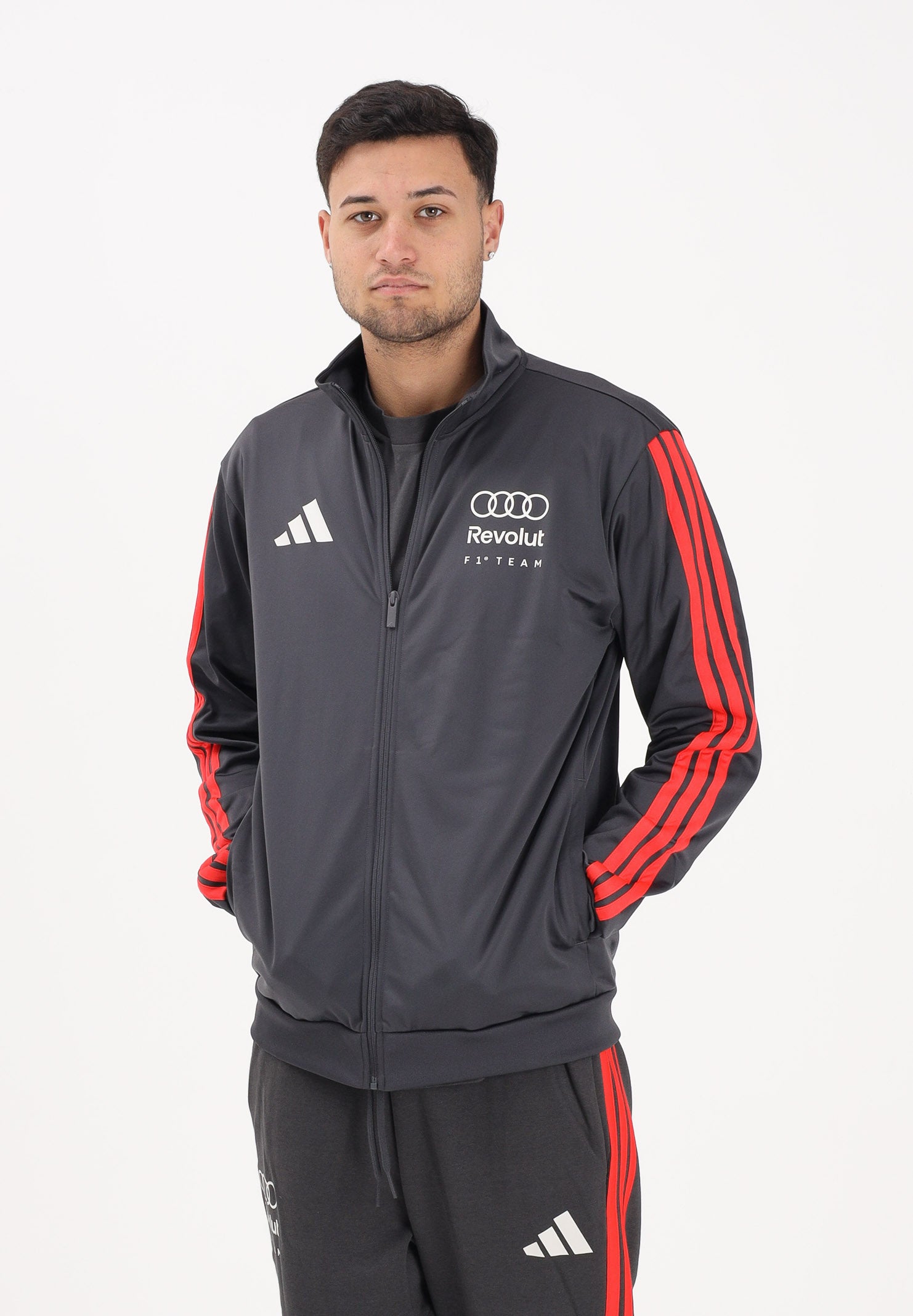 ADIDAS PERFORMANCE Felpa con zip Audi Revolut F1® Team DNA grigia e rossa da uomo KE6784 . ADIDAS PERFORMANCE