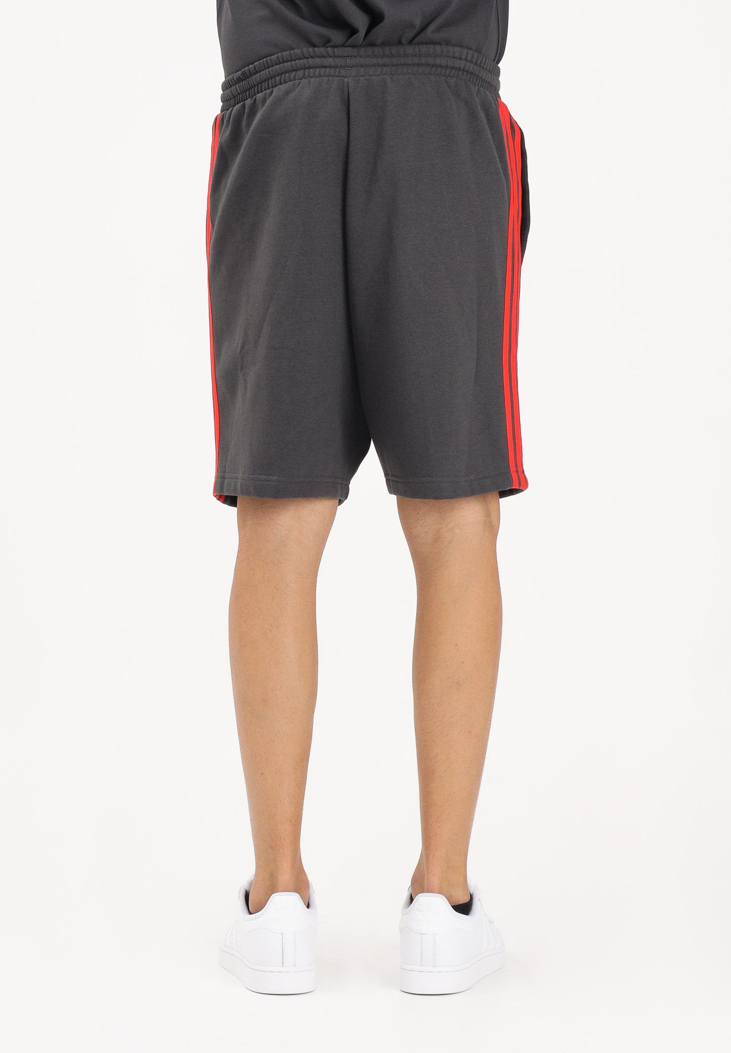 ADIDAS PERFORMANCE Shorts sportivo DNA del team Audi Revolut F1® grigio e rosso da uomo KE6786 . ADIDAS PERFORMANCE