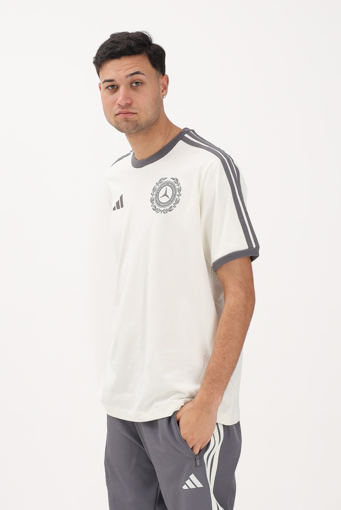 ADIDAS PERFORMANCE T-shirt a manica corta Mercedes - AMG Petronas Formula 1 Team Silver Arrows Icon panna e grigia da uomo KE8275 . ADIDAS PERFORMANCE