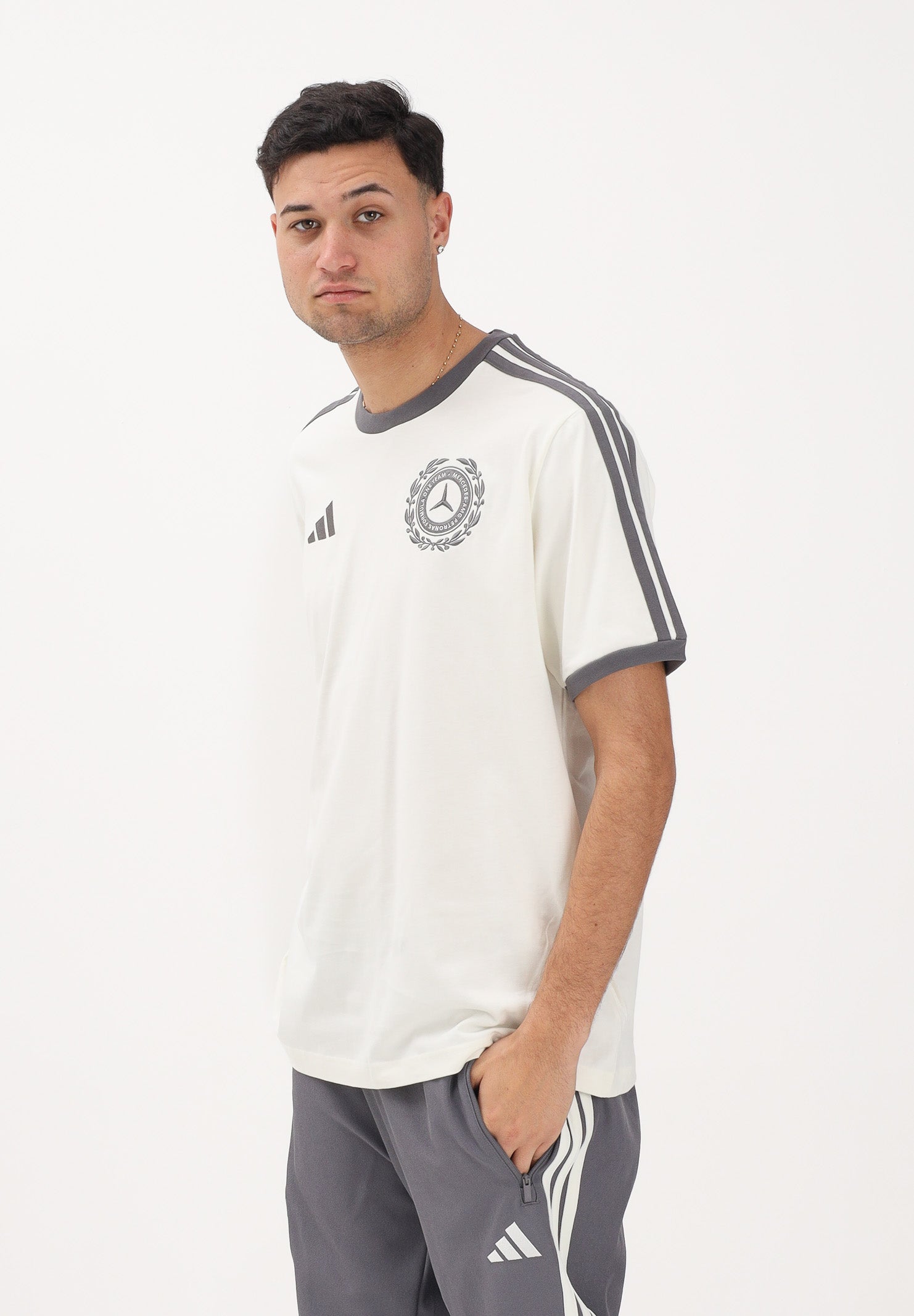 ADIDAS PERFORMANCE T-shirt a manica corta Mercedes - AMG Petronas Formula 1 Team Silver Arrows Icon panna e grigia da uomo KE8275 . ADIDAS PERFORMANCE
