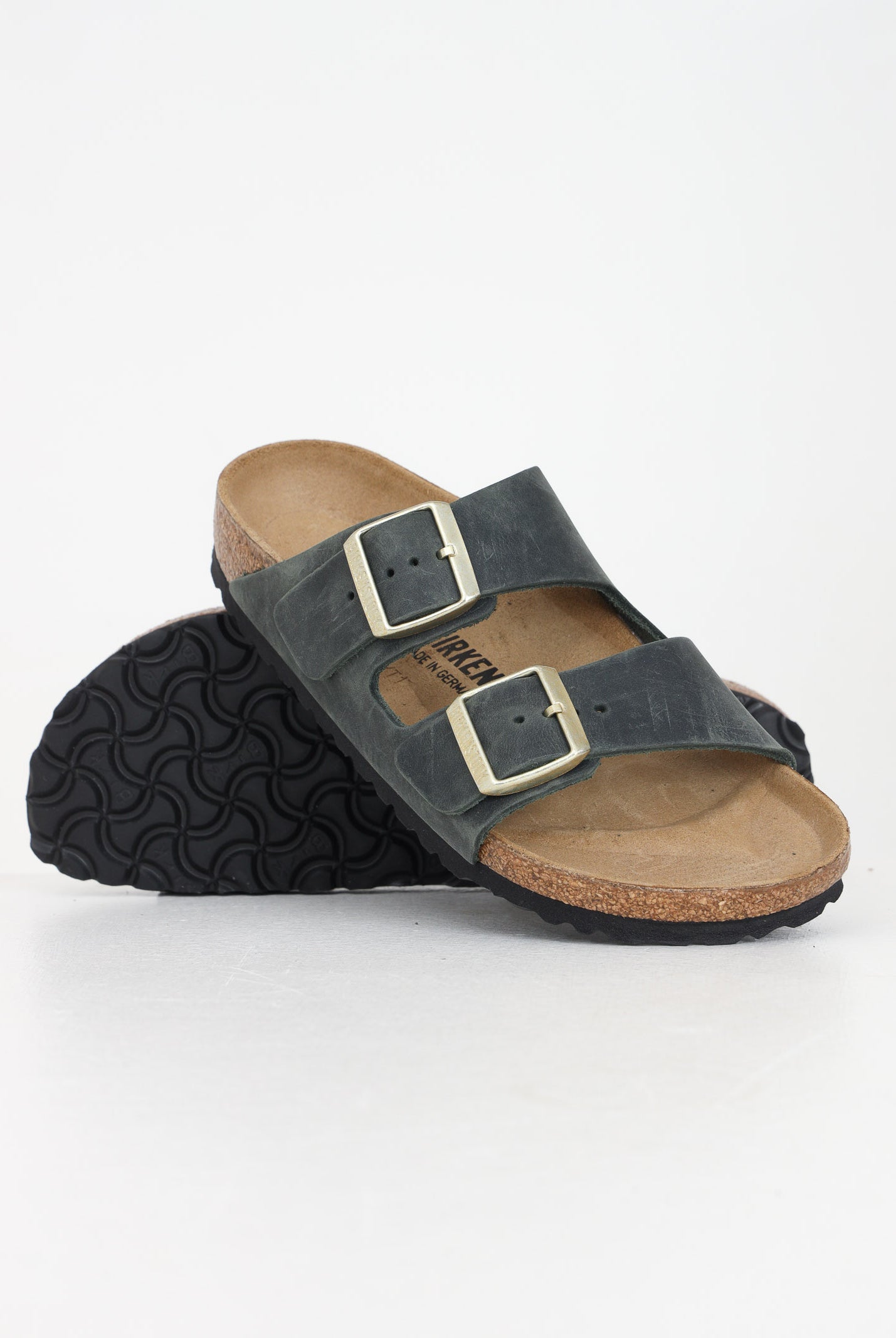 BIRKENSTOCK Ciabatte Arizona verde oliva per uomo e donna in pelle oliata 1028030 . BIRKENSTOCK