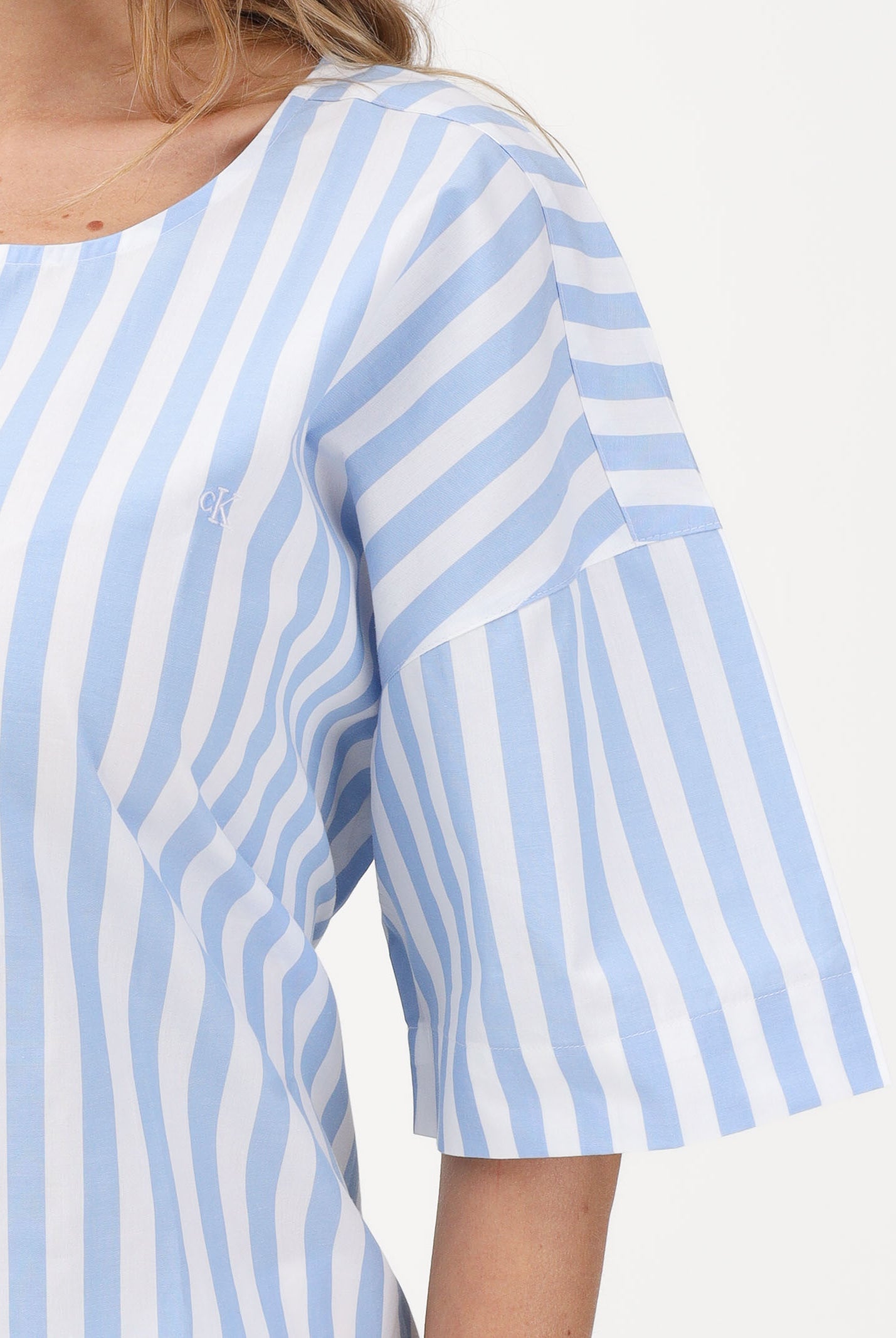 CALVIN KLEIN JEANS Blusa bianca e azzurra da donna con motivo a righe LV047F113G C32 CALVIN KLEIN JEANS