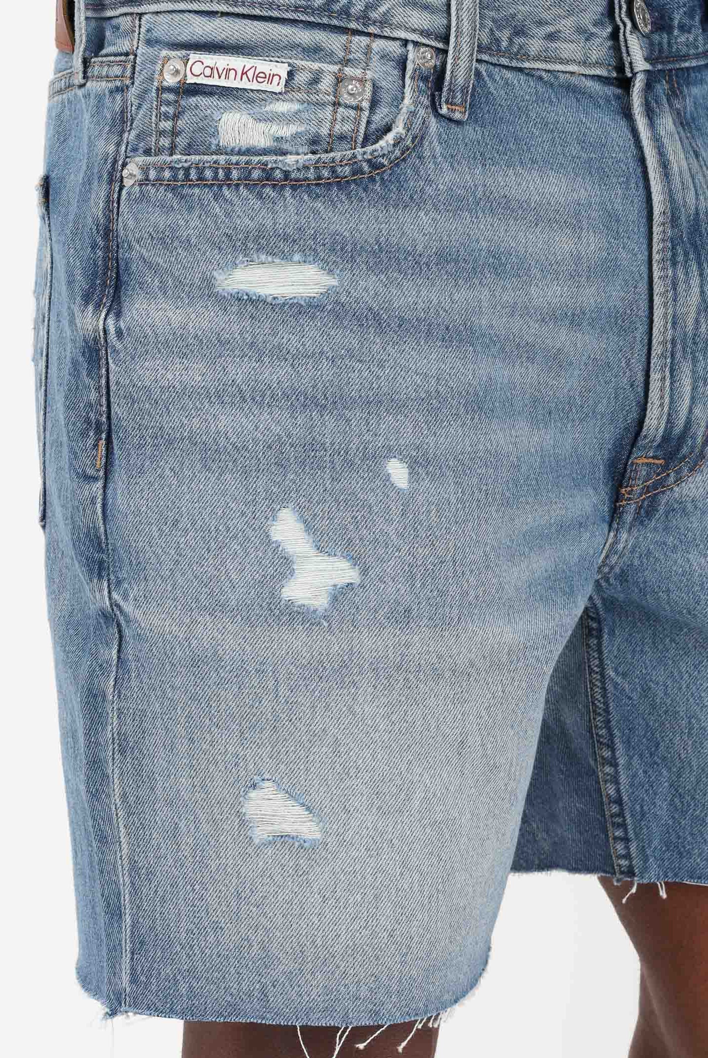 CALVIN KLEIN JEANS Shorts in denim chiaro da uomo con leggere abrasioni e piccoli strappi decorativi LV04RF790G XBI CALVIN KLEIN JEANS