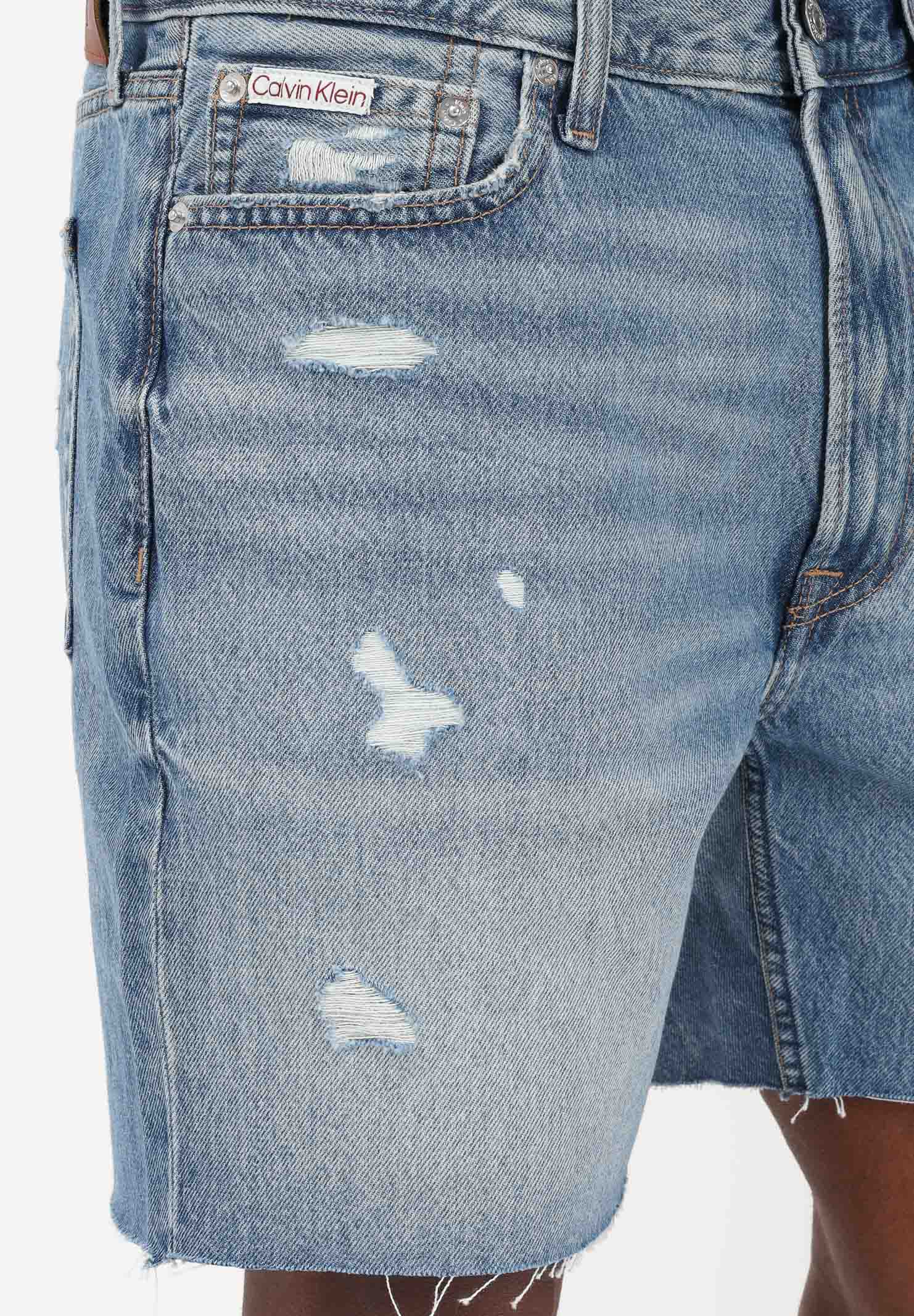 CALVIN KLEIN JEANS Shorts in denim chiaro da uomo con leggere abrasioni e piccoli strappi decorativi LV04RF790G XBI CALVIN KLEIN JEANS