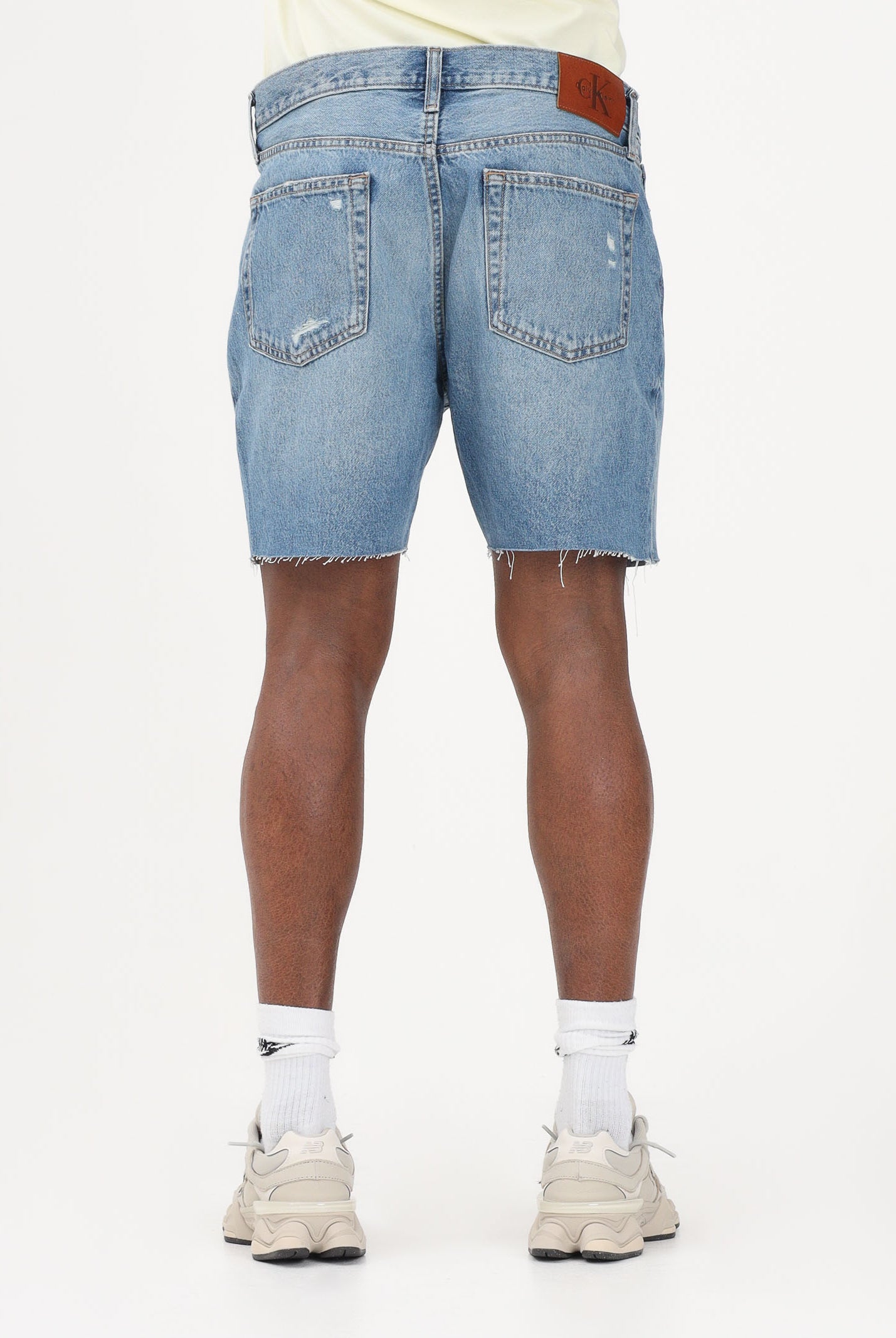CALVIN KLEIN JEANS Shorts in denim chiaro da uomo con leggere abrasioni e piccoli strappi decorativi LV04RF790G XBI CALVIN KLEIN JEANS