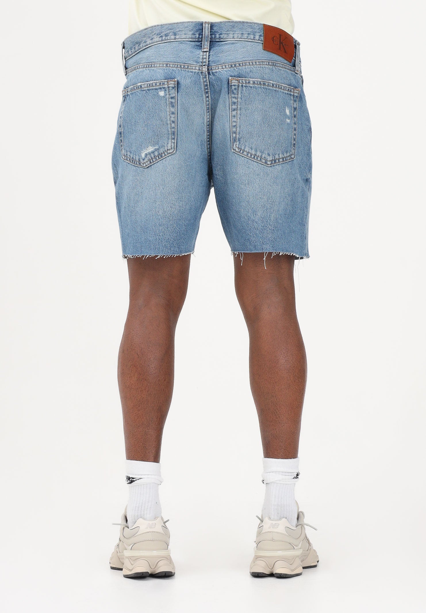 CALVIN KLEIN JEANS Shorts in denim chiaro da uomo con leggere abrasioni e piccoli strappi decorativi LV04RF790G XBI CALVIN KLEIN JEANS