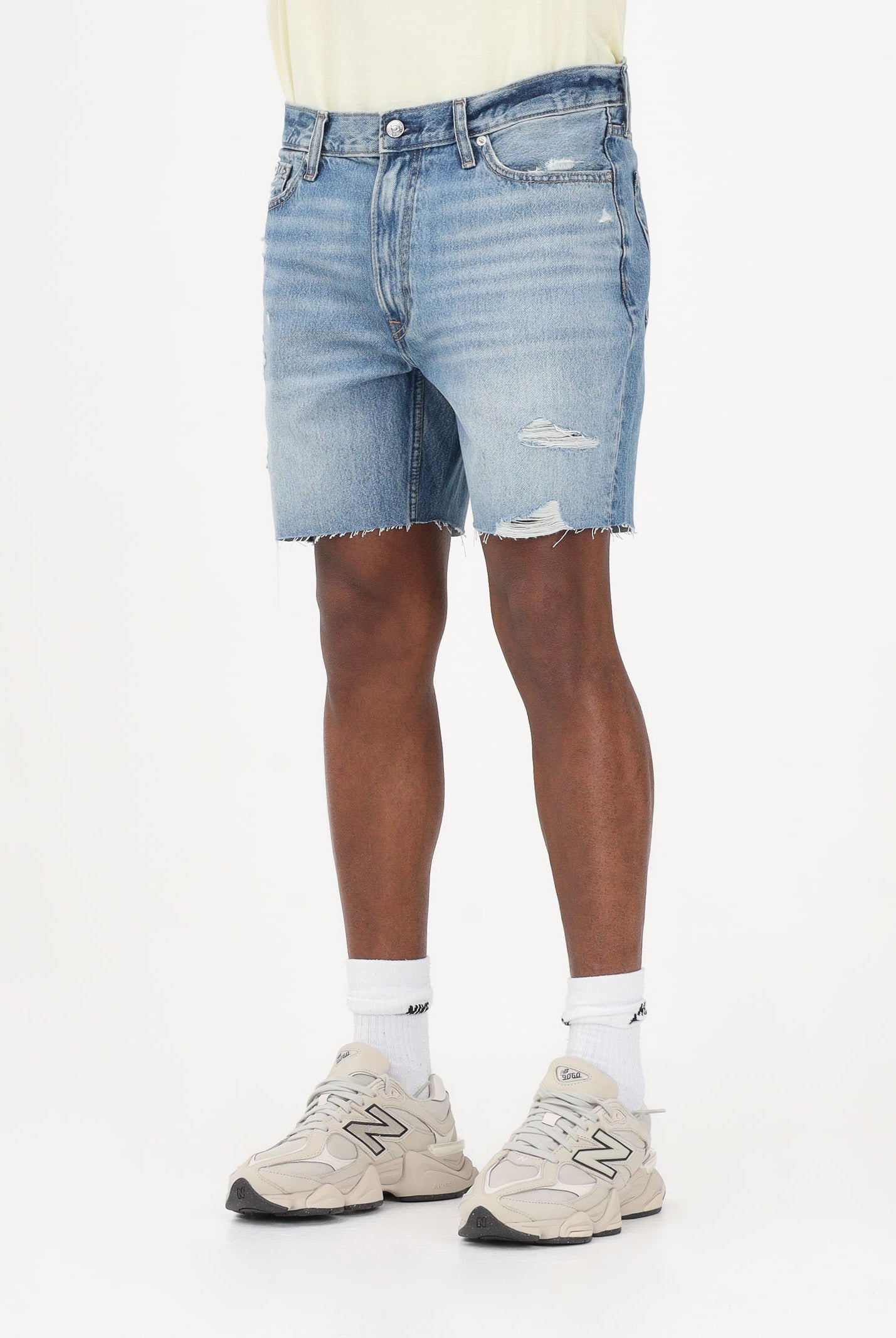 CALVIN KLEIN JEANS Shorts in denim chiaro da uomo con leggere abrasioni e piccoli strappi decorativi LV04RF790G XBI CALVIN KLEIN JEANS