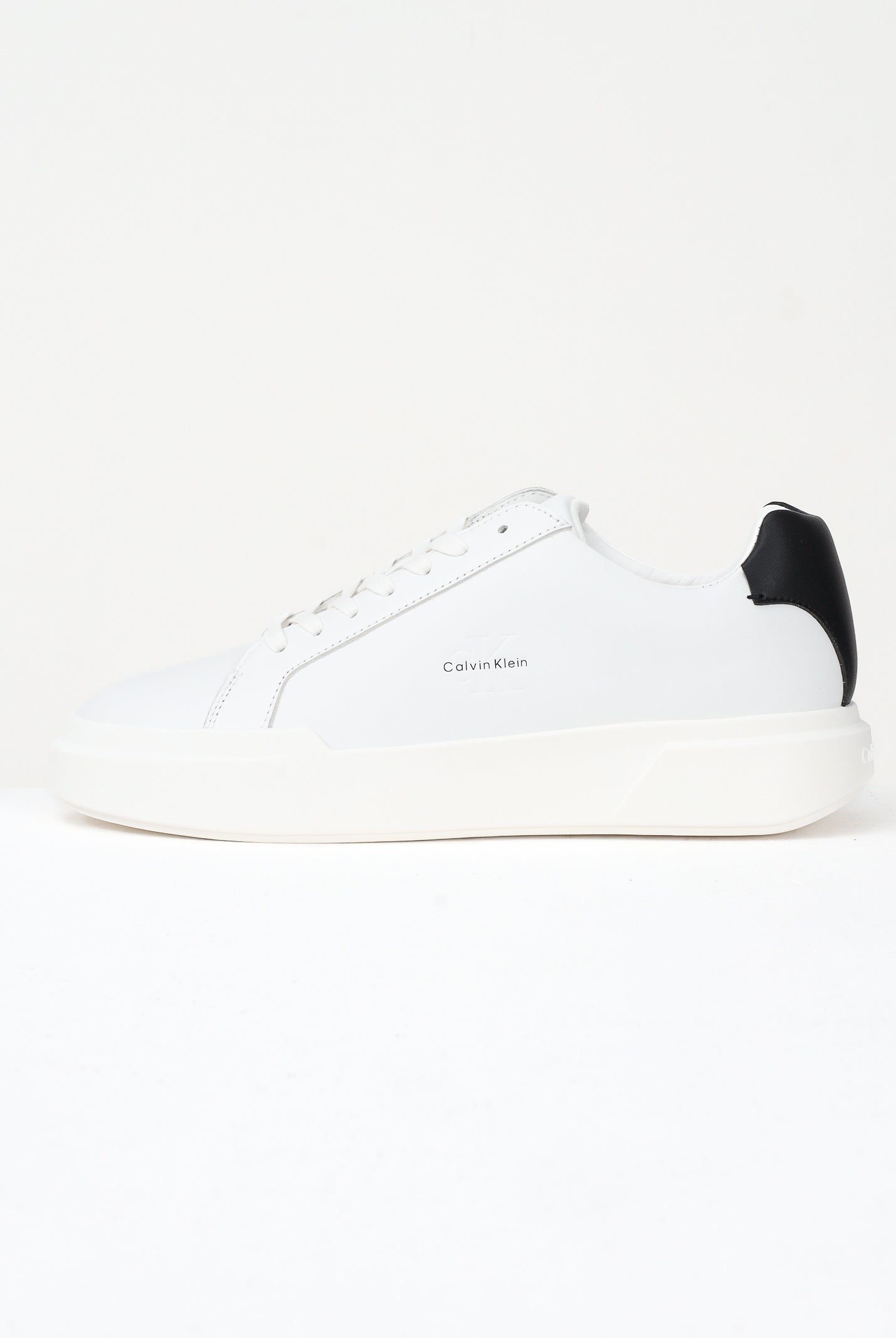 CALVIN KLEIN JEANS Sneakers bianche da uomo con logo e inserto nero YM0YM0134401W . CALVIN KLEIN JEANS
