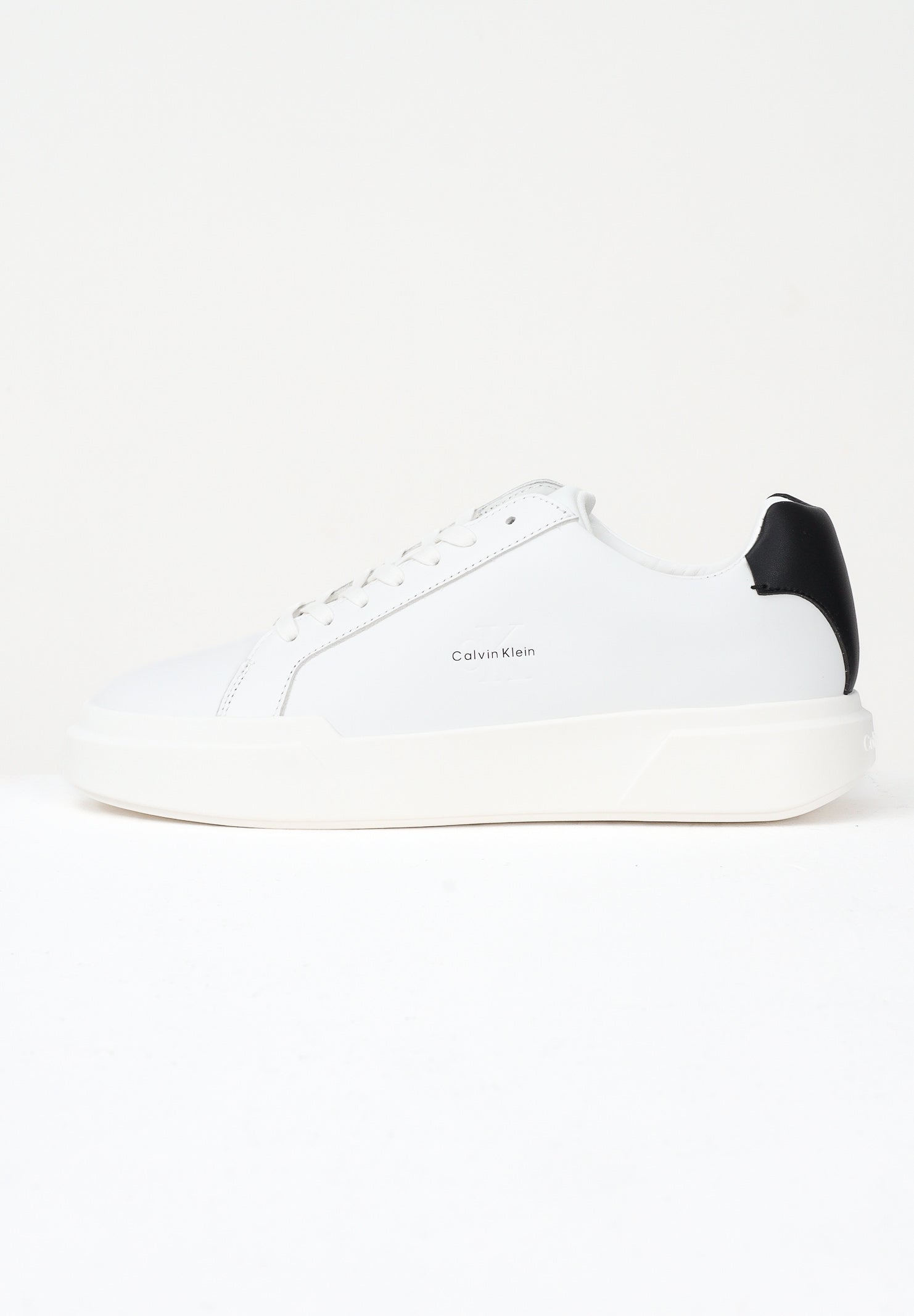 CALVIN KLEIN JEANS Sneakers bianche da uomo con logo e inserto nero YM0YM0134401W . CALVIN KLEIN JEANS